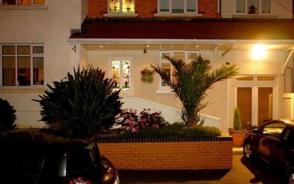 Varios Annandale House