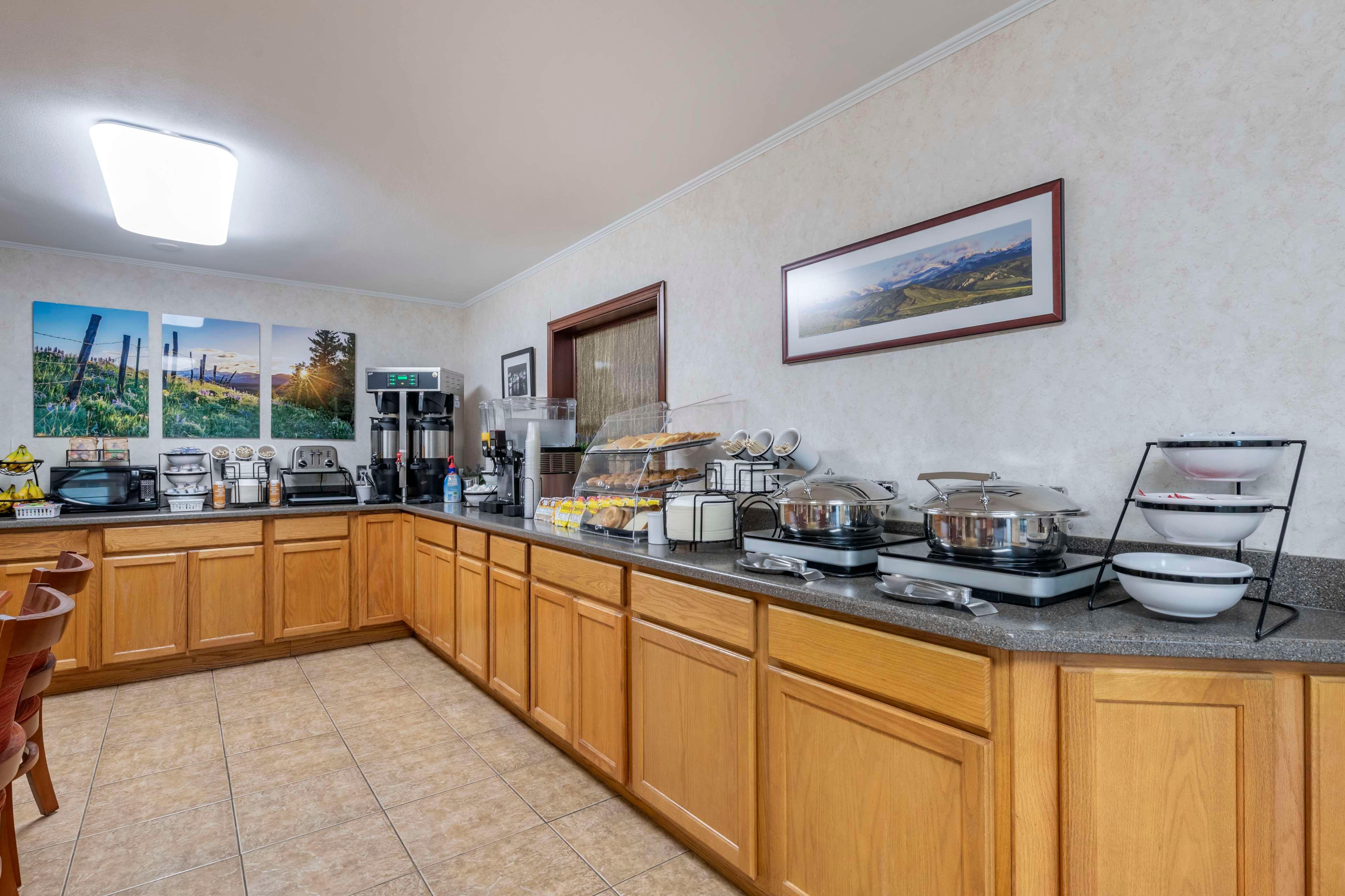 Restaurant SureStay Plus Hotel by Best Western Buffalo