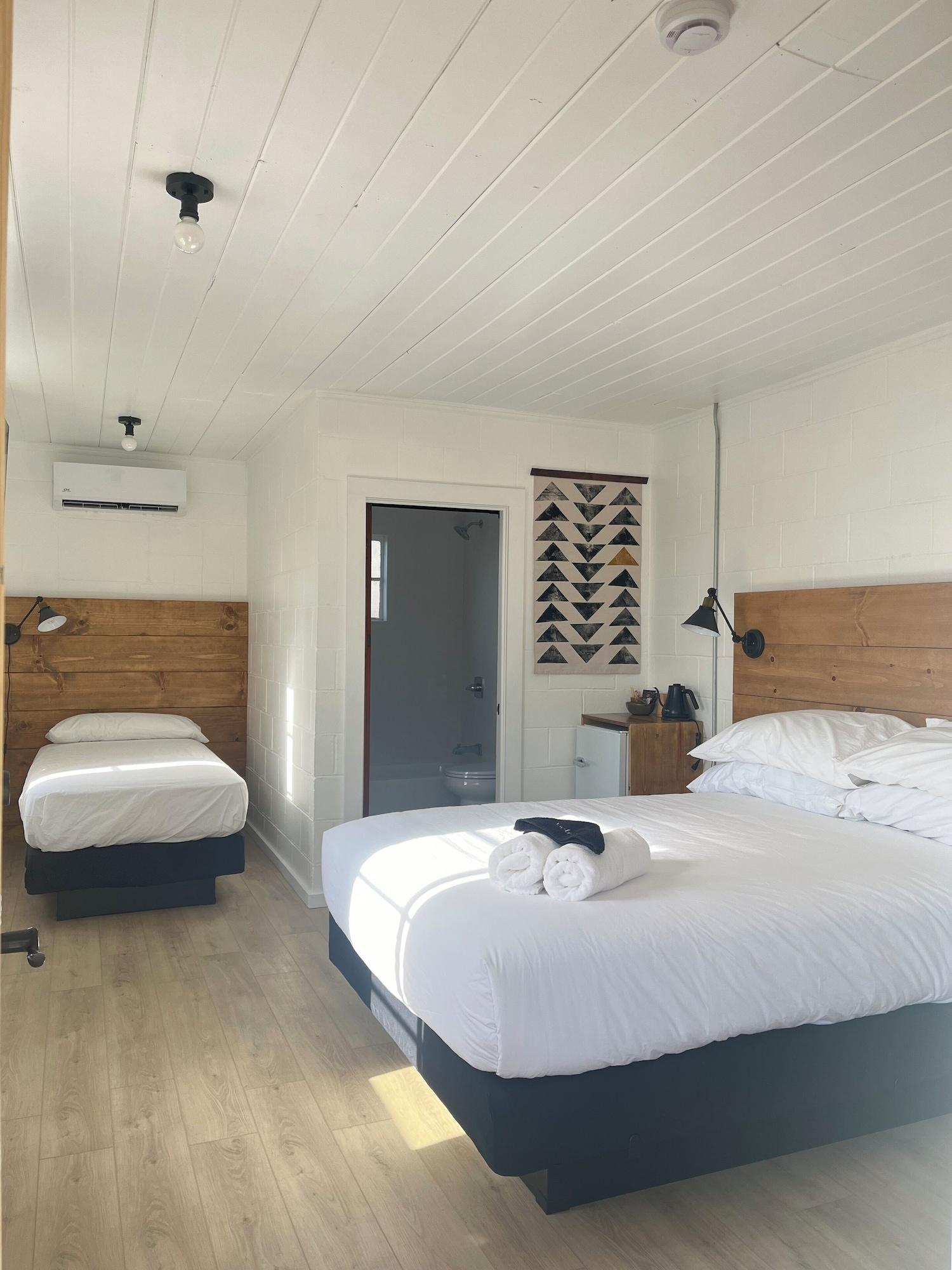 Varios Triangle Motel