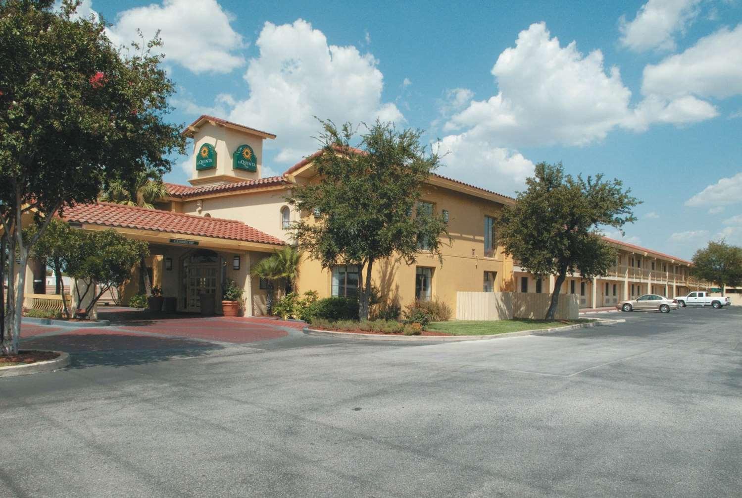 Vista Exterior La Quinta Inn by Wyndham San Antonio I-35 N at Rittiman Rd