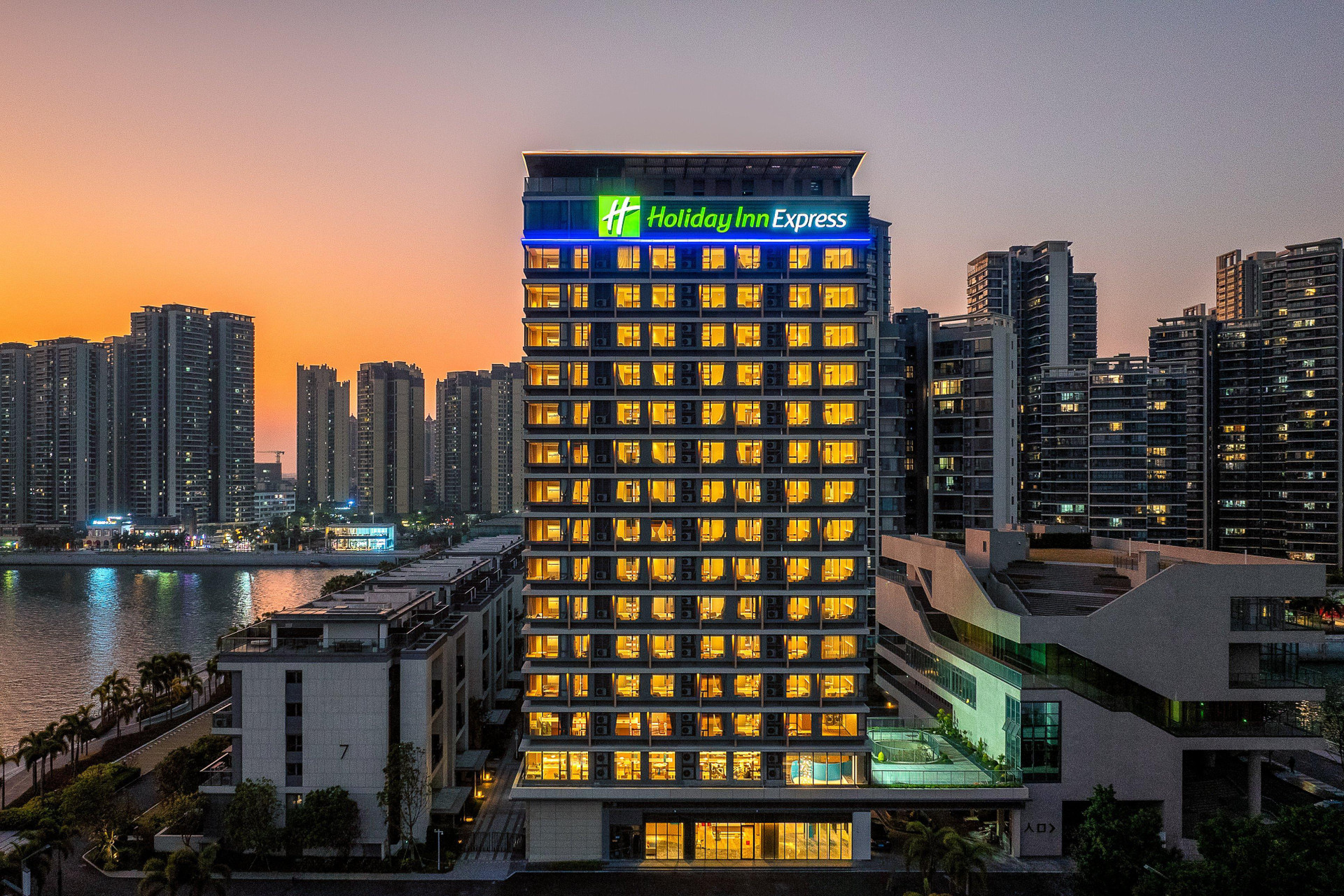 Vista Exterior Holiday Inn Express Zhanjiang Coast