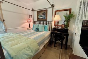 Alquiler Vacacional - "Pineapple Cottage" Steps to the Ocean & Main St. Relax & make memories. ️