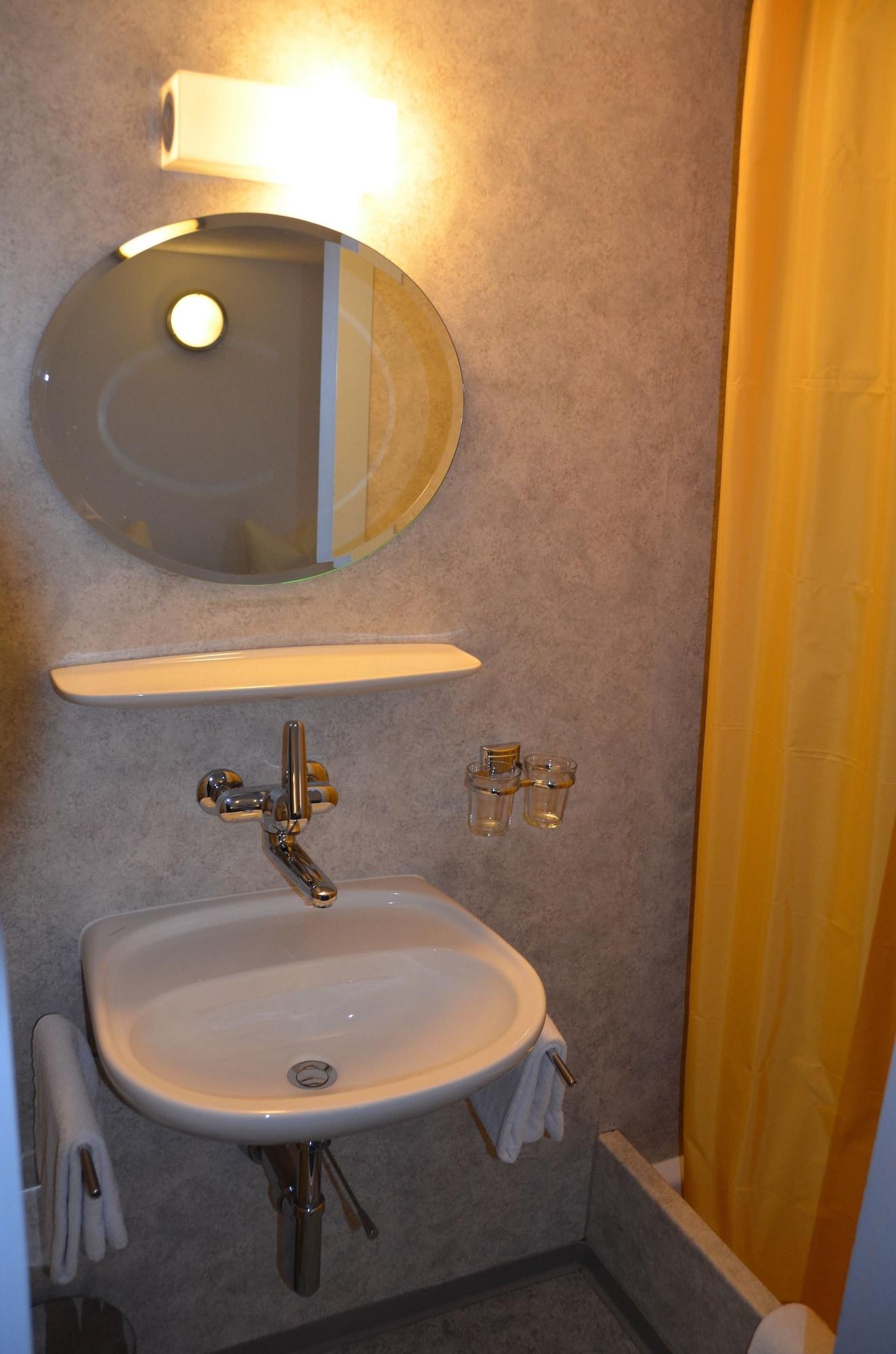 Equipamiento de Habitación Hirschen Schwyz GmbH - Hostel