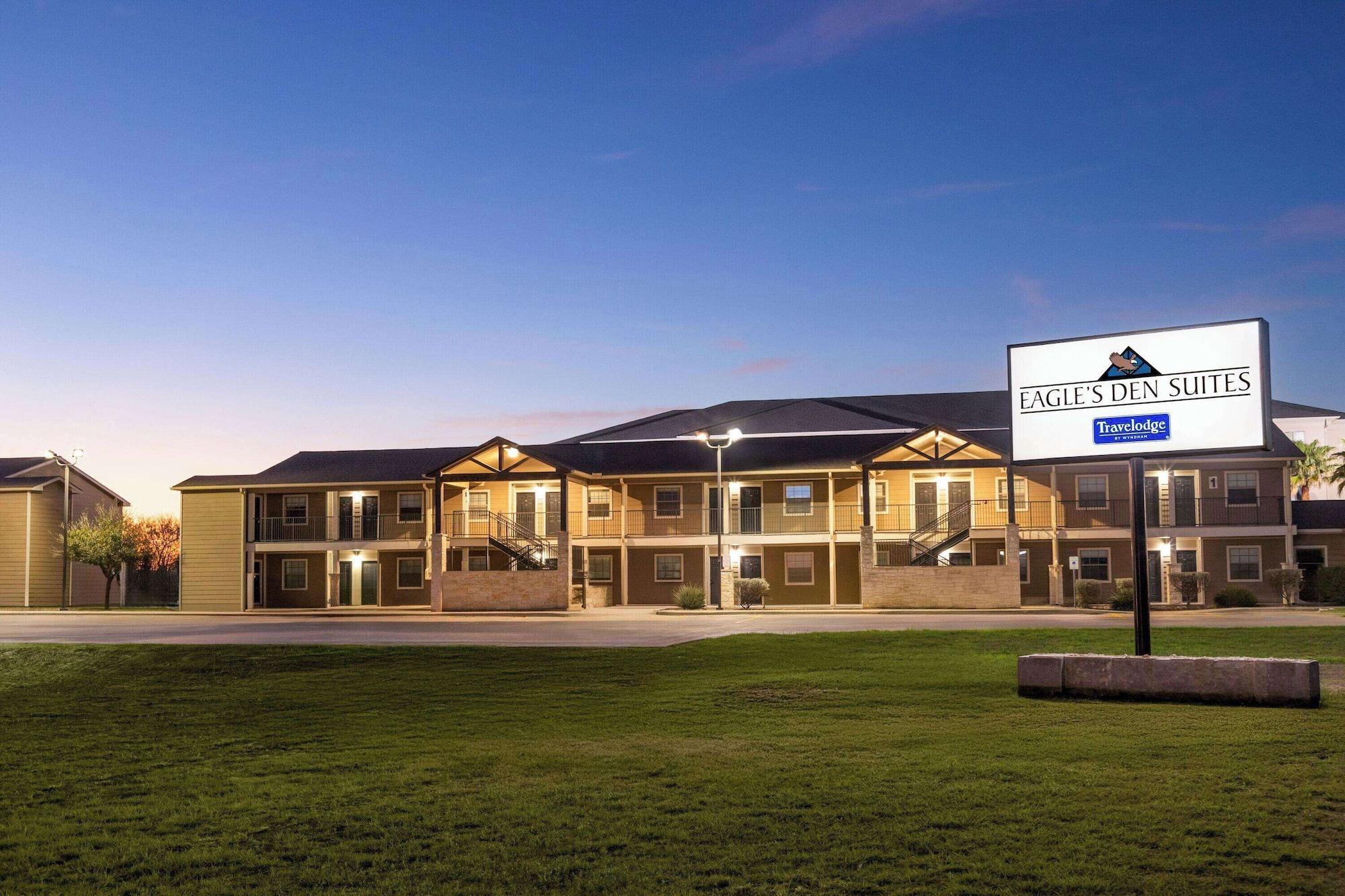 Vista Exterior Eagle's Den Suites Kenedy a Travelodge by Wyndham