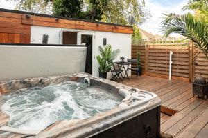 Alquiler Vacacional - Stunning 4 Bedroom House - Hot tub+Gym - Sleeps upto 8 -Escape London, in London