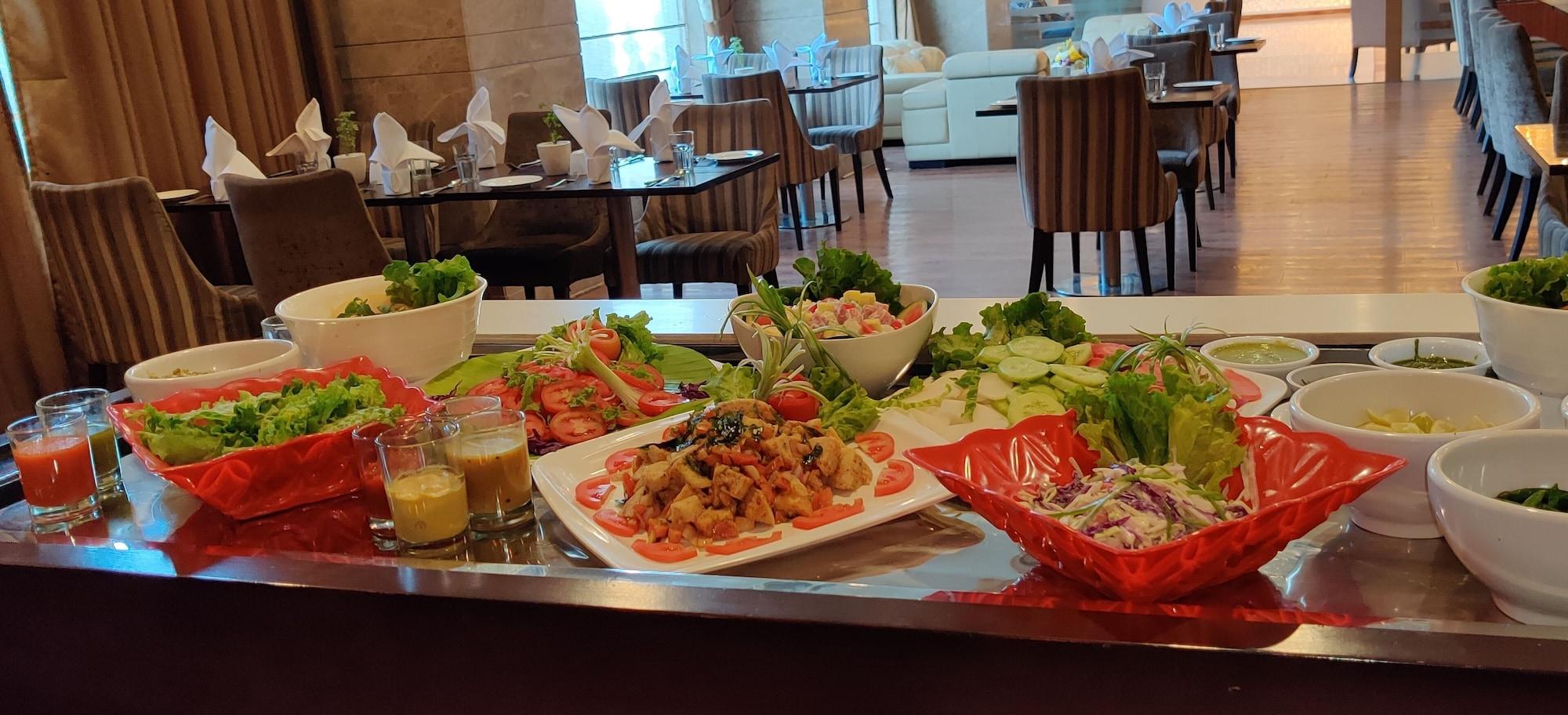 Restaurant Ramada by Wyndham New Delhi Pitampura