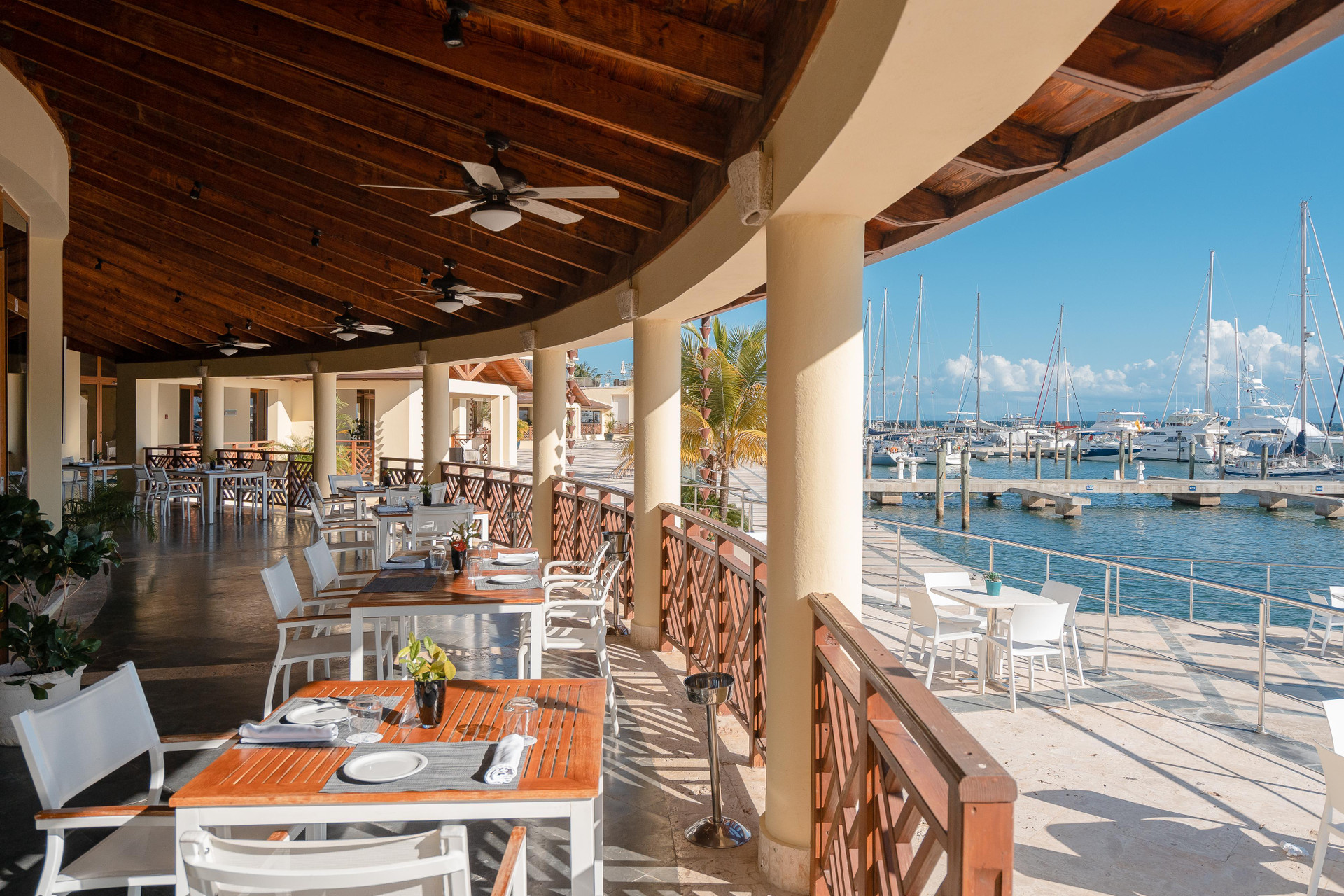 Restaurant Bannister Hotel &  Yacht Club