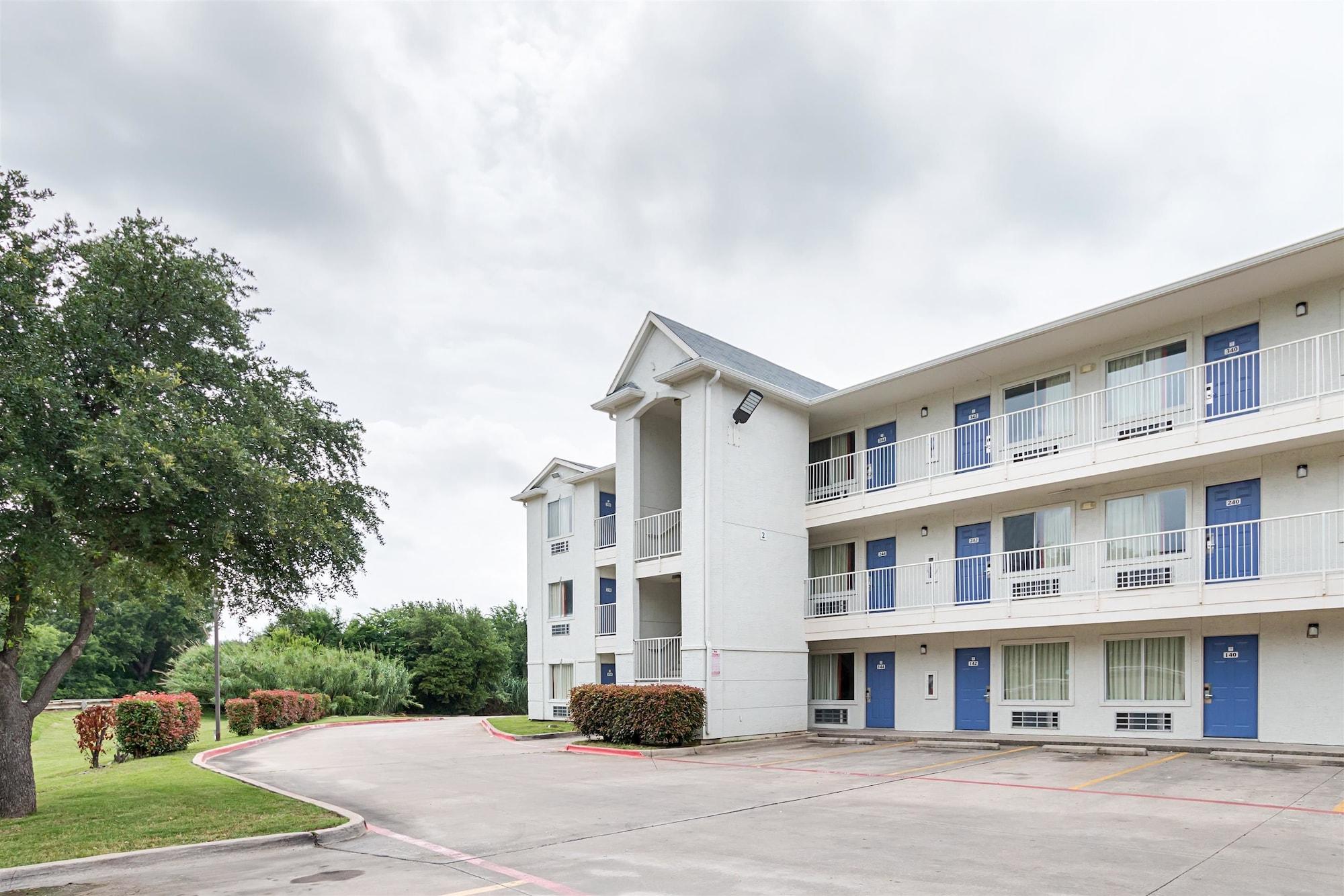 Vista Exterior Motel 6 Grand Prairie, TX - Near Six Flags Drive
