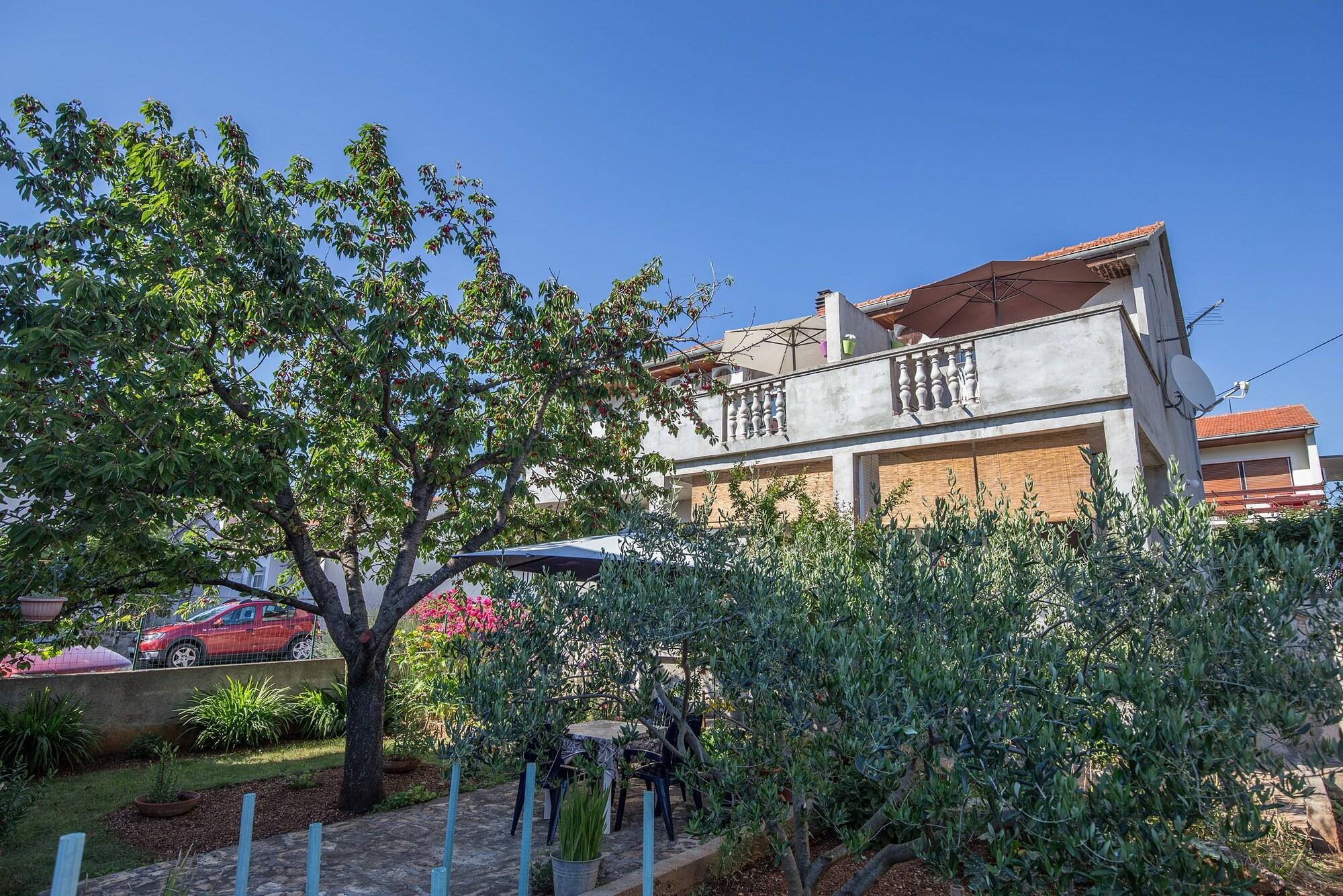 Vista Exterior Apartments and Room Thea