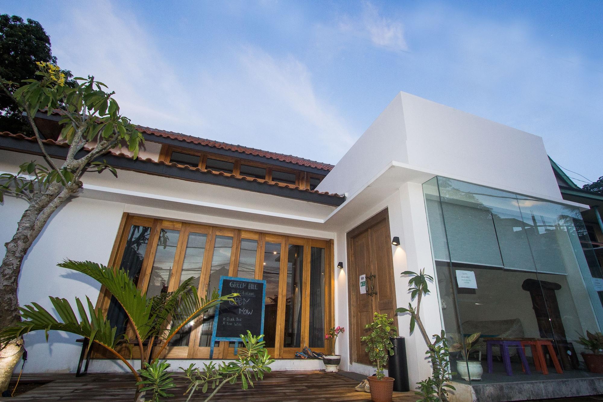 Varios Green Hill Bed Station - Hostel