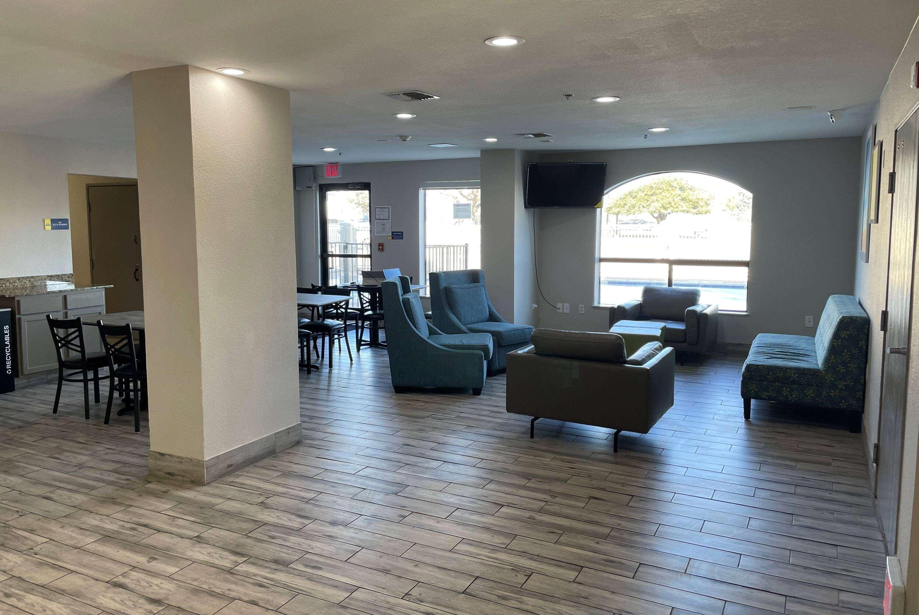 Vista Lobby Days Inn by Wyndham Dallas Garland West