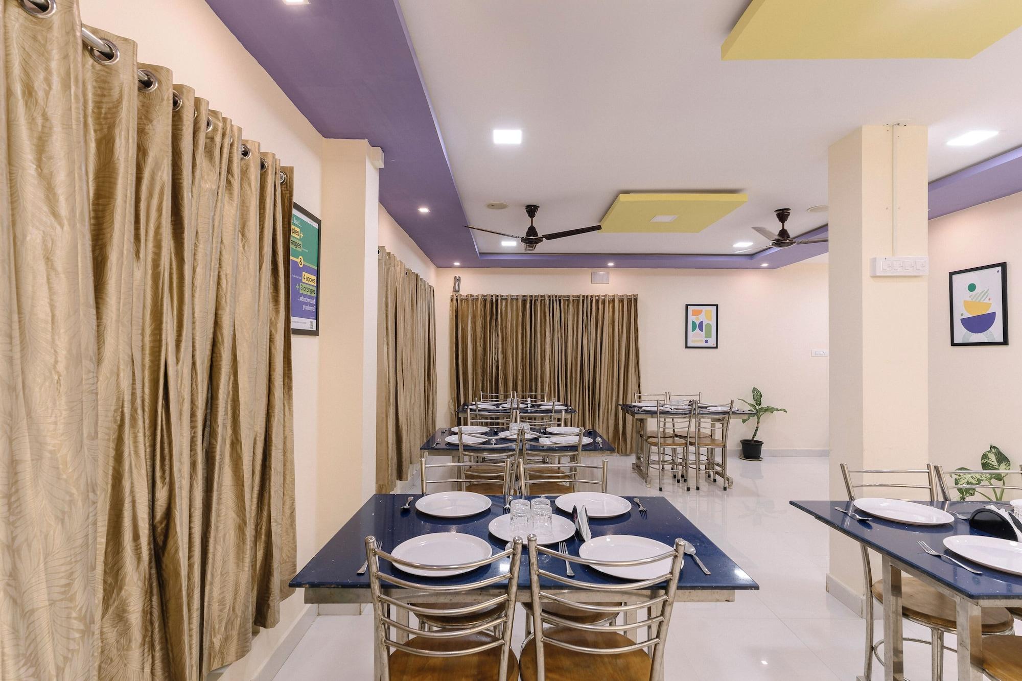 Restaurant Treebo SNS Grand Inn with Swimming Pool