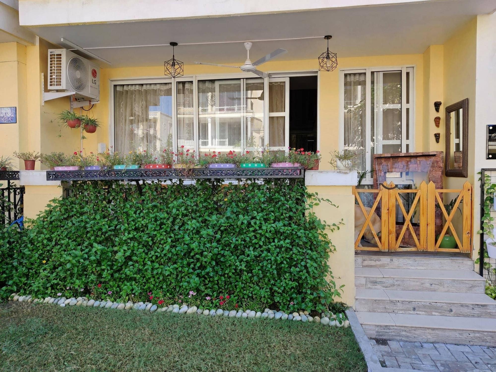 Vista Exterior Room in Condo - 'mount View Double-bed' By Aparna Bienvenue !