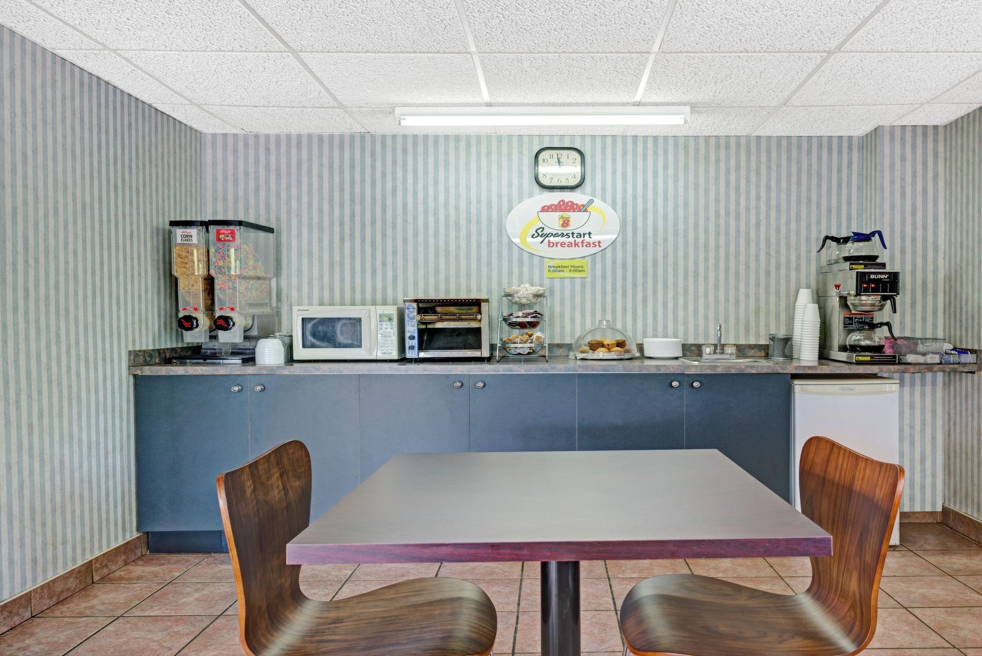 Restaurant Super 8 by Wyndham Niagara Falls North