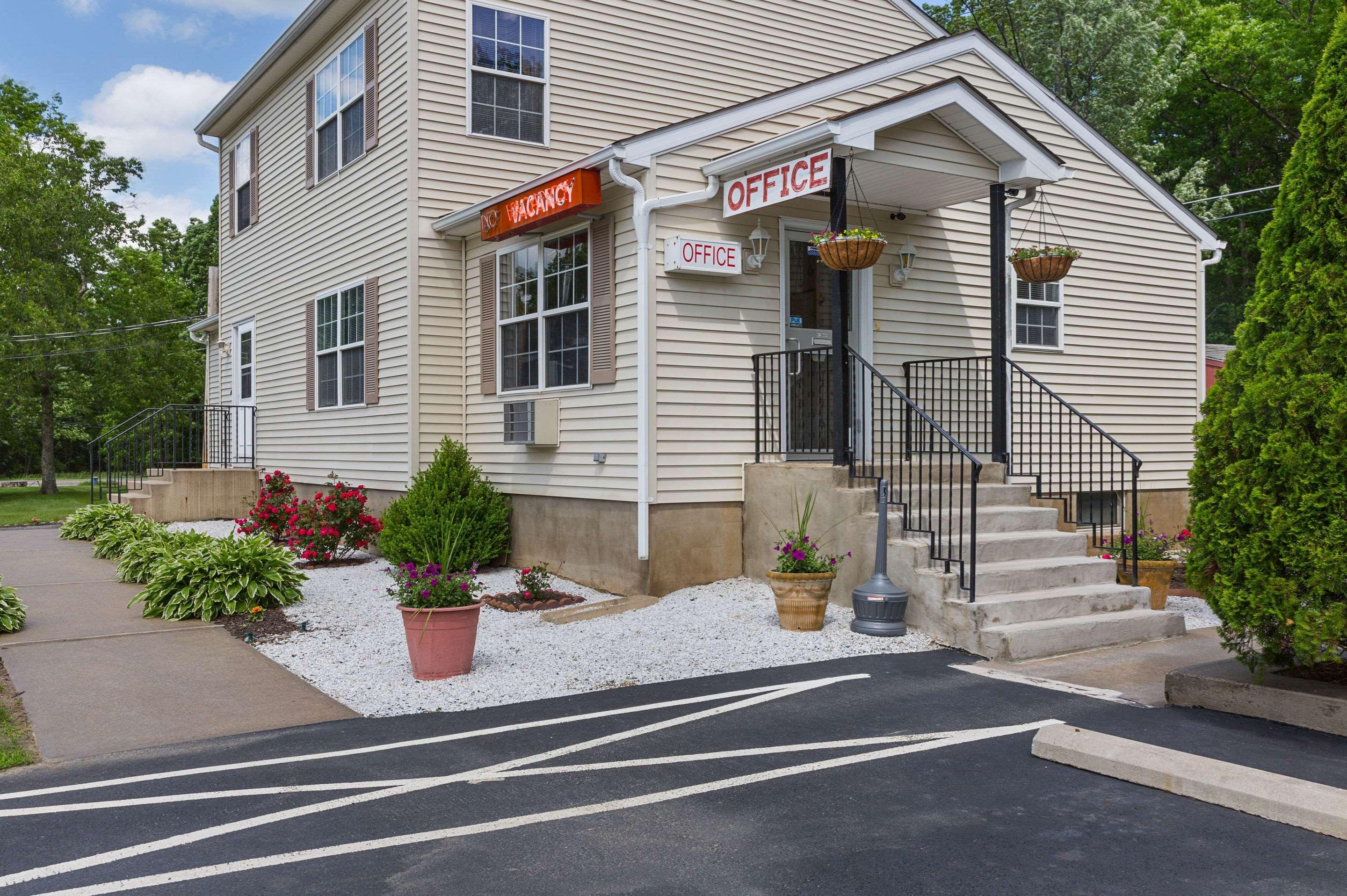 Vista Exterior Rodeway Inn Milford - I-84