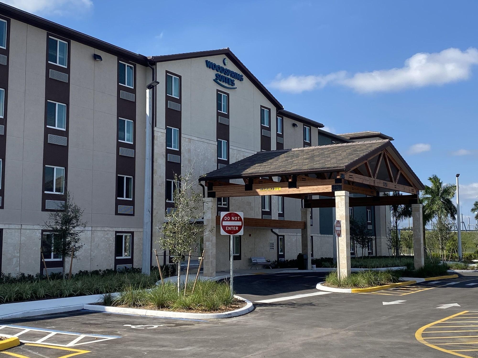 Vista Exterior WoodSpring Suites Tamarac