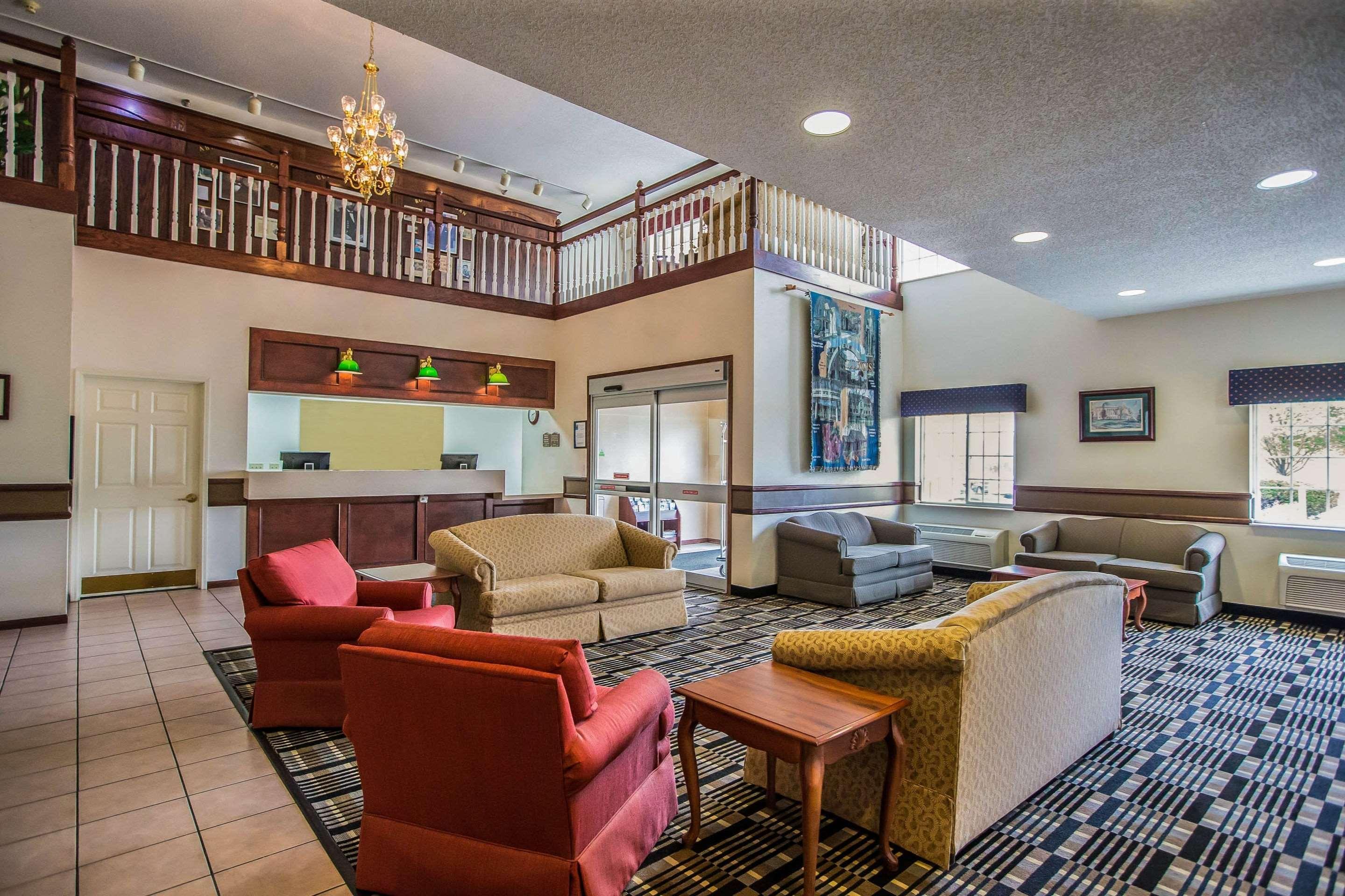 Vista Lobby Quality Inn & Suites Dixon near I-88