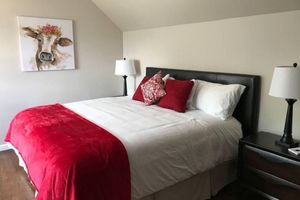 Alquiler Vacacional - Inn at 84 Honeycrisp: 1 King BR private bath with sofa