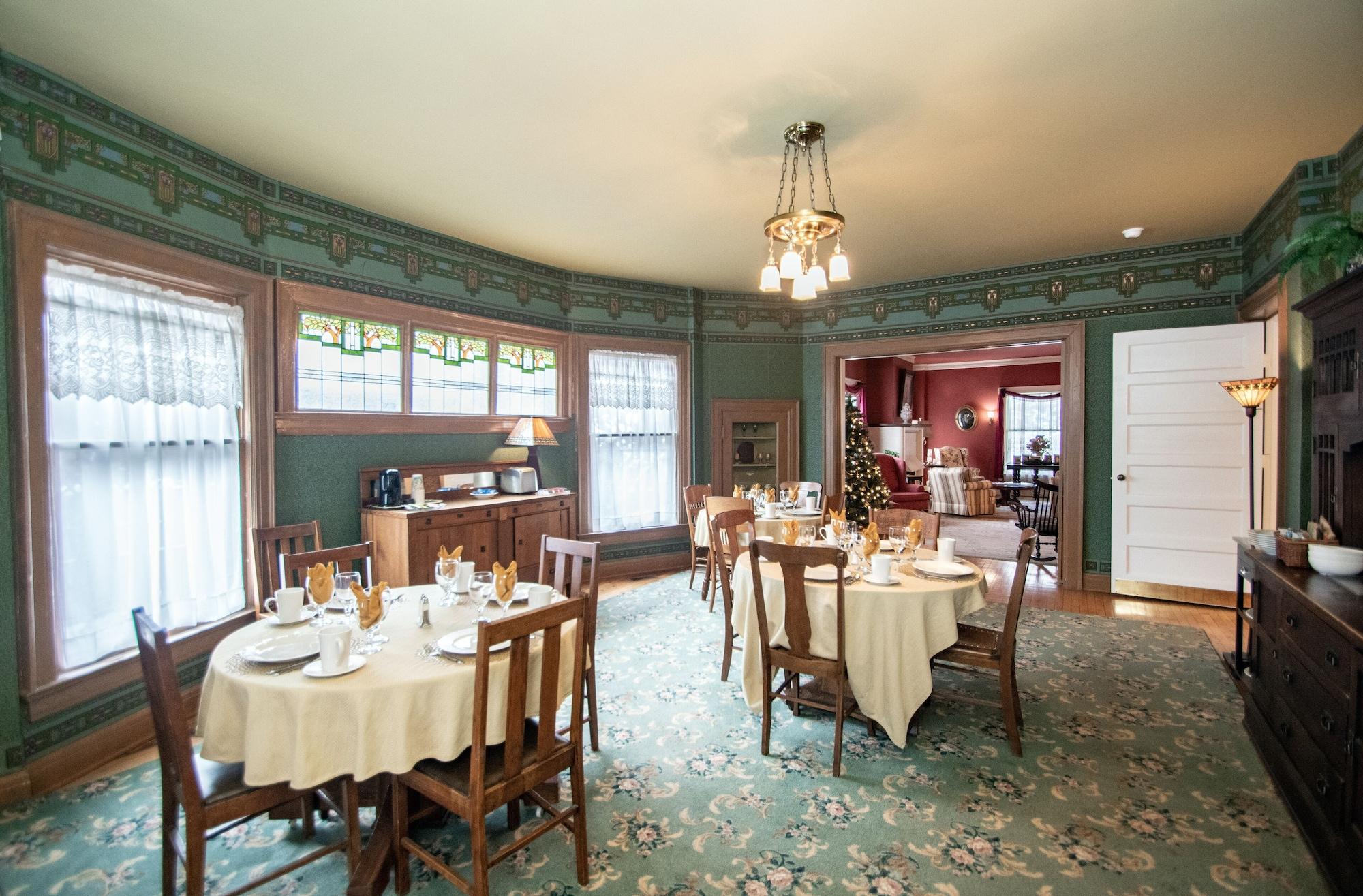 Restaurant Looking Glass Inn