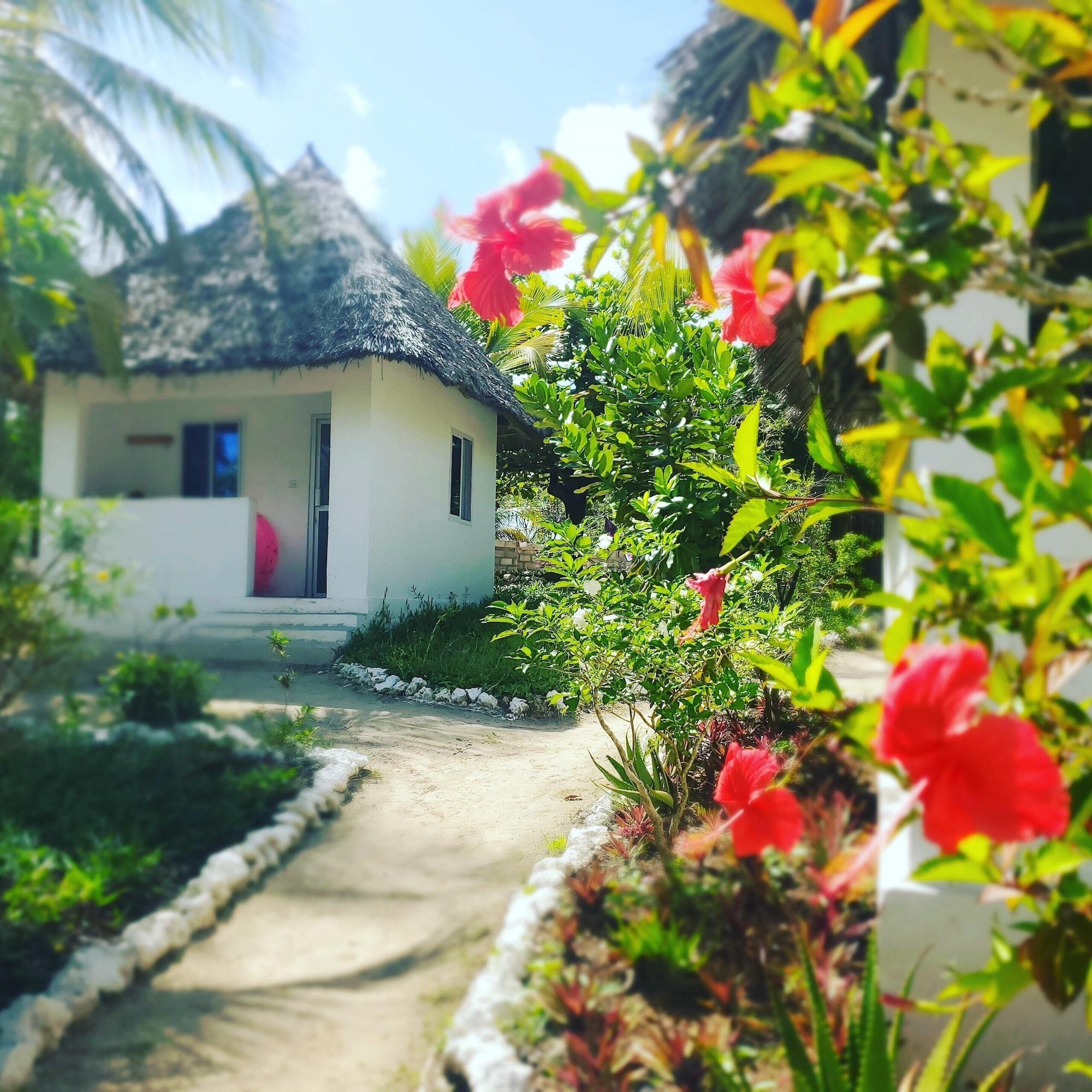 Vista Exterior Kilimani Kwetu Beach Hotel