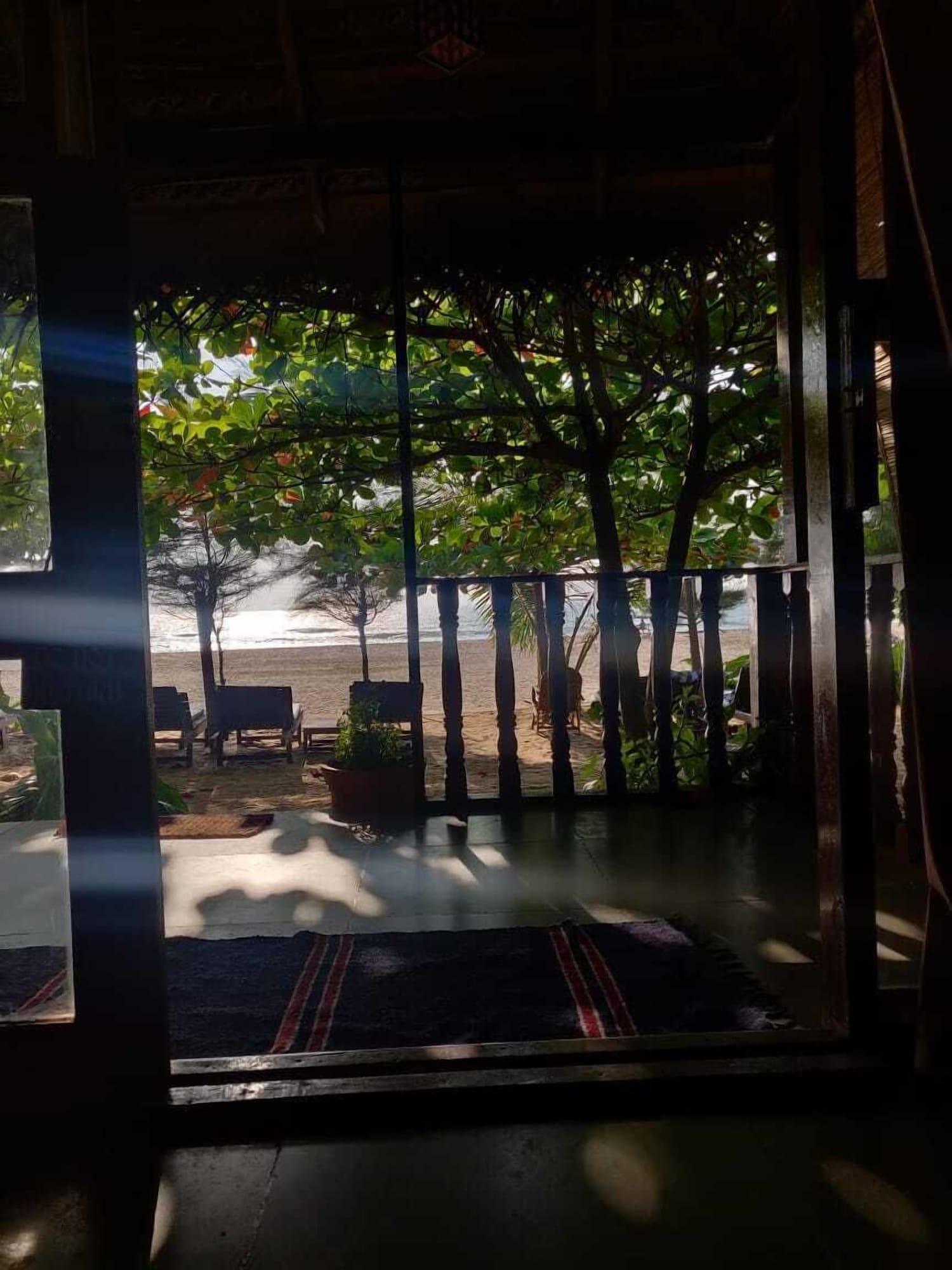 Vista Exterior Mariposa Beach Grove