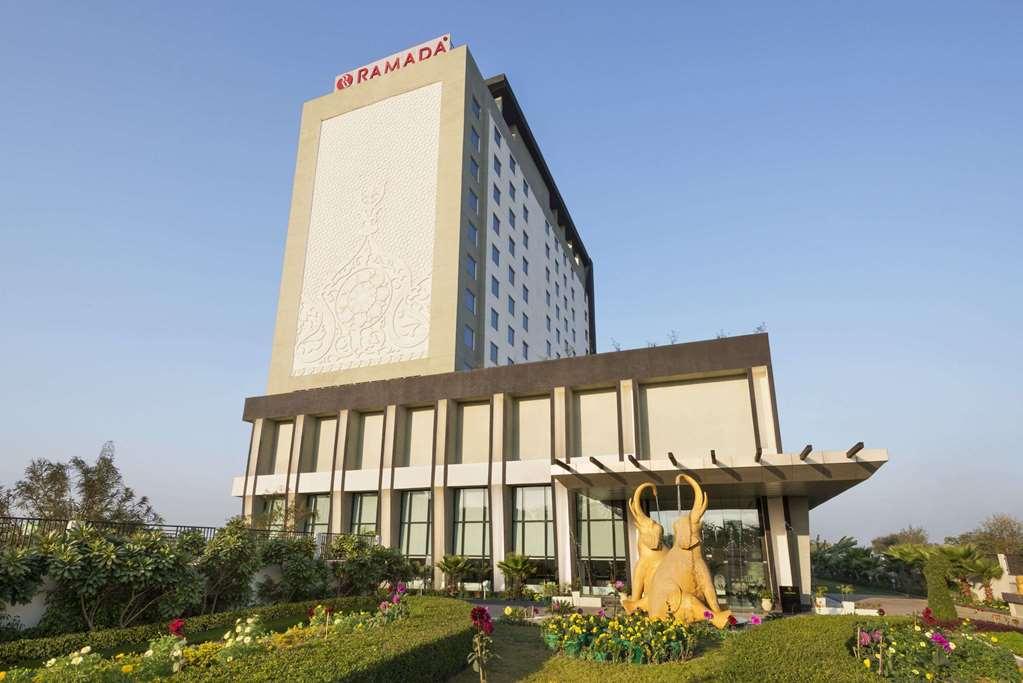 Vista Exterior Ramada Plaza by Wyndham Agra