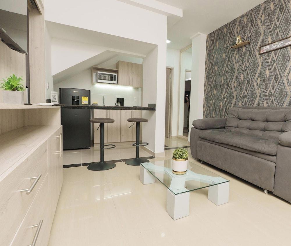Varios Hotel On By Zenya Host