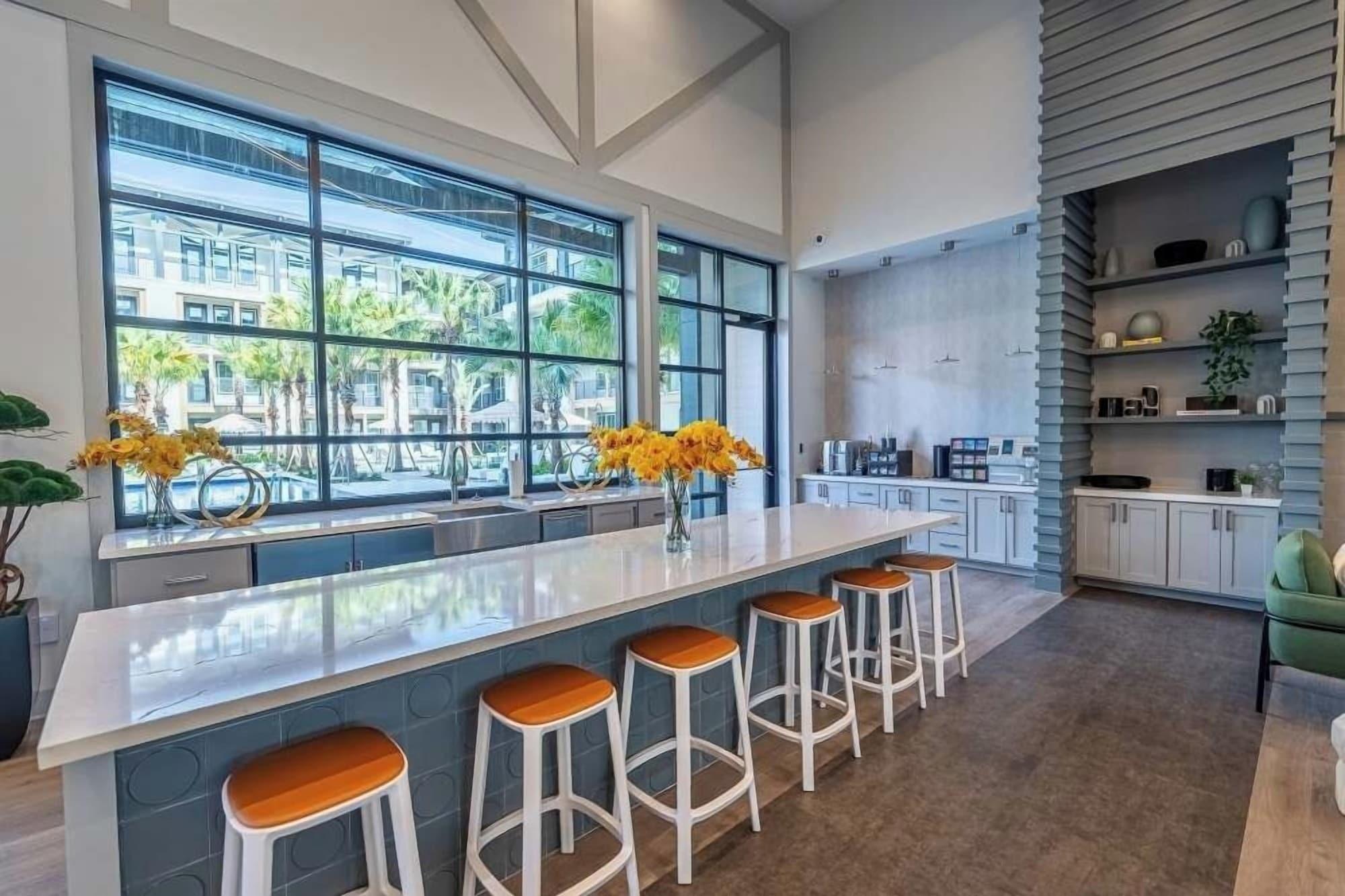 Bar/Salón Historic Springfield Apartments by Landing