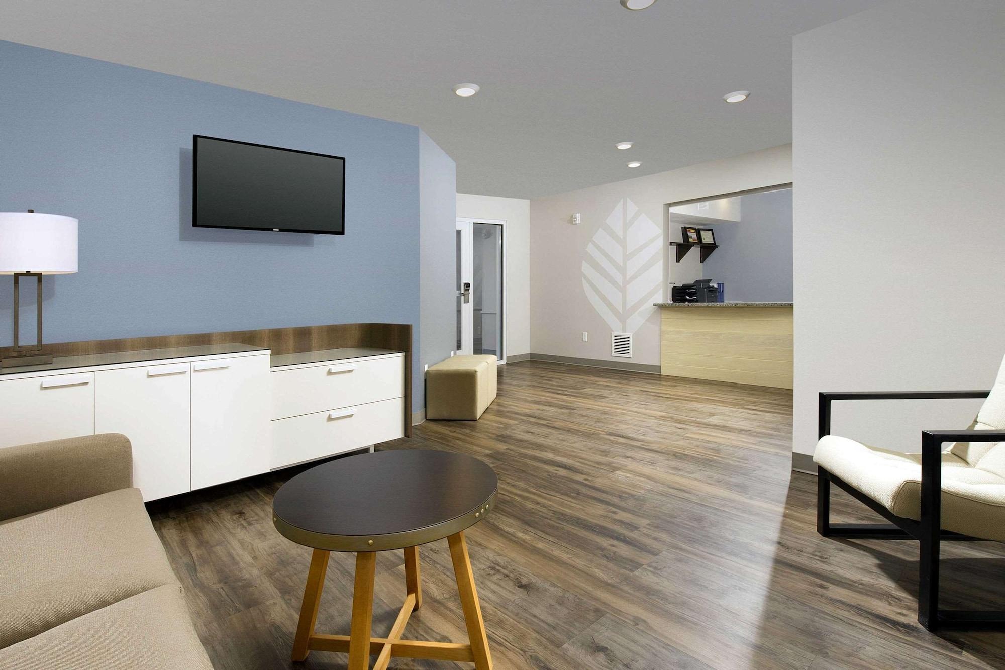 Vista Lobby WoodSpring Suites Chicago Darien