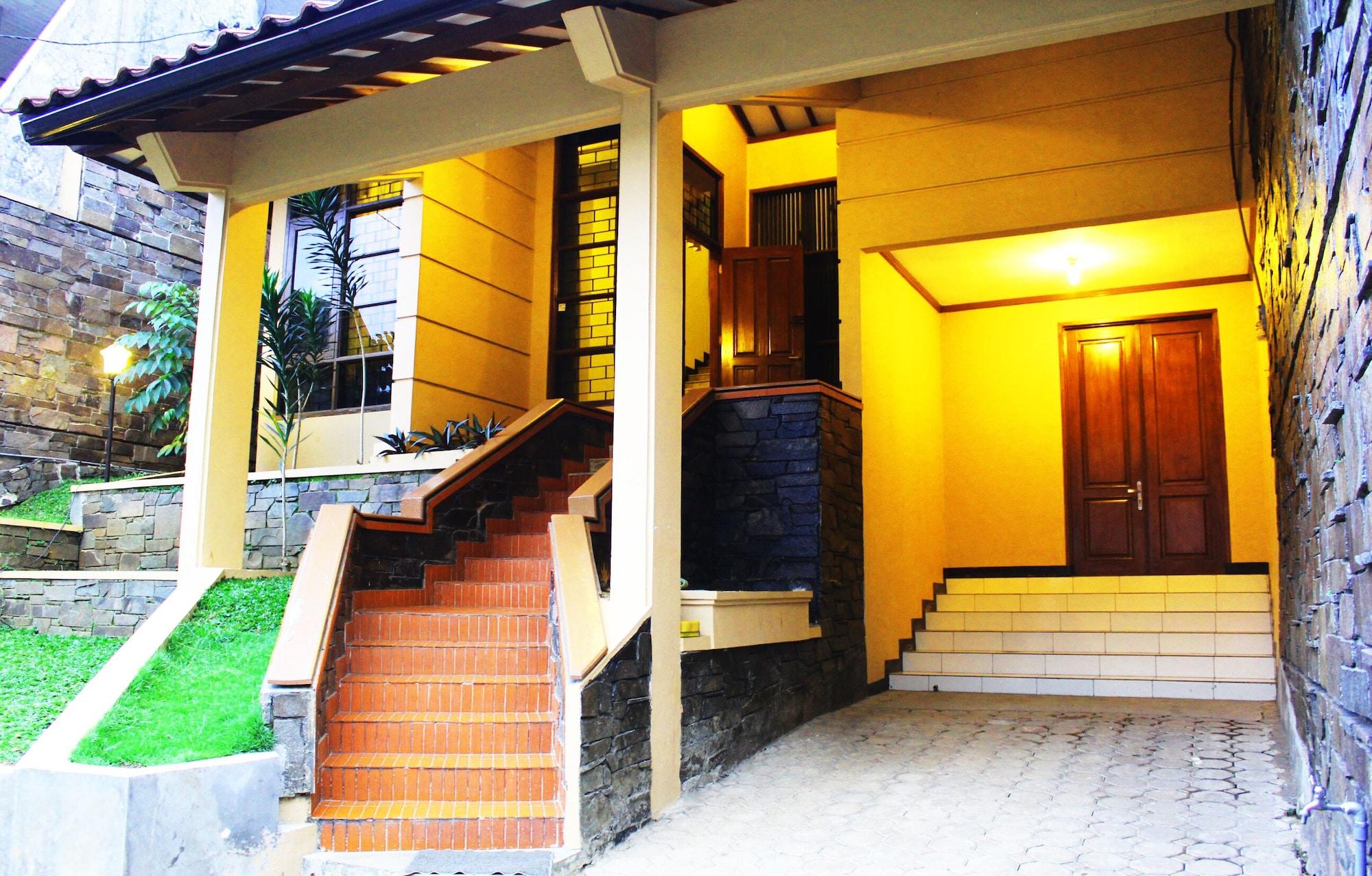 Varios De Orange Pasteur Guest House by HouseinBandung