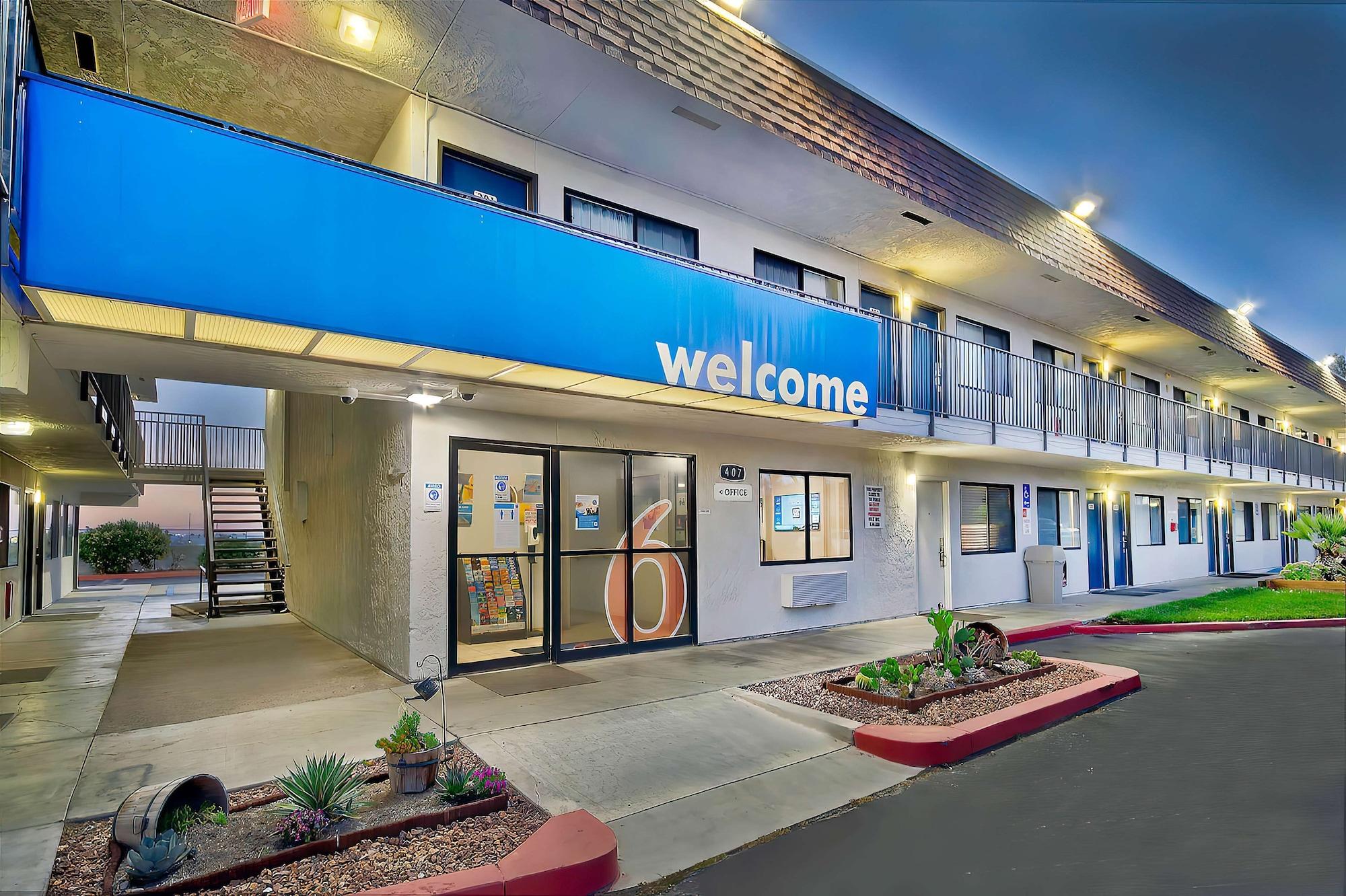 Vista Exterior Motel 6 Palmdale, CA