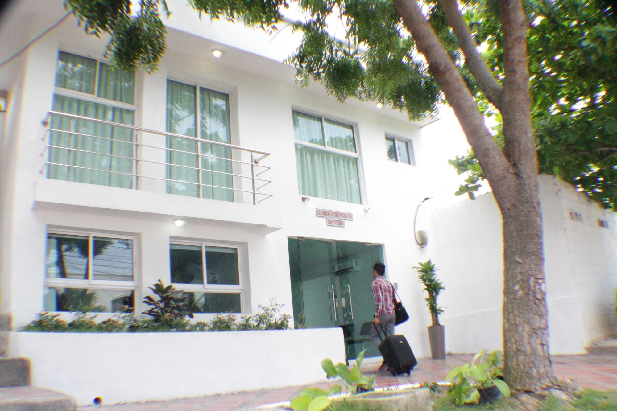Vista Exterior Golden House Hotel
