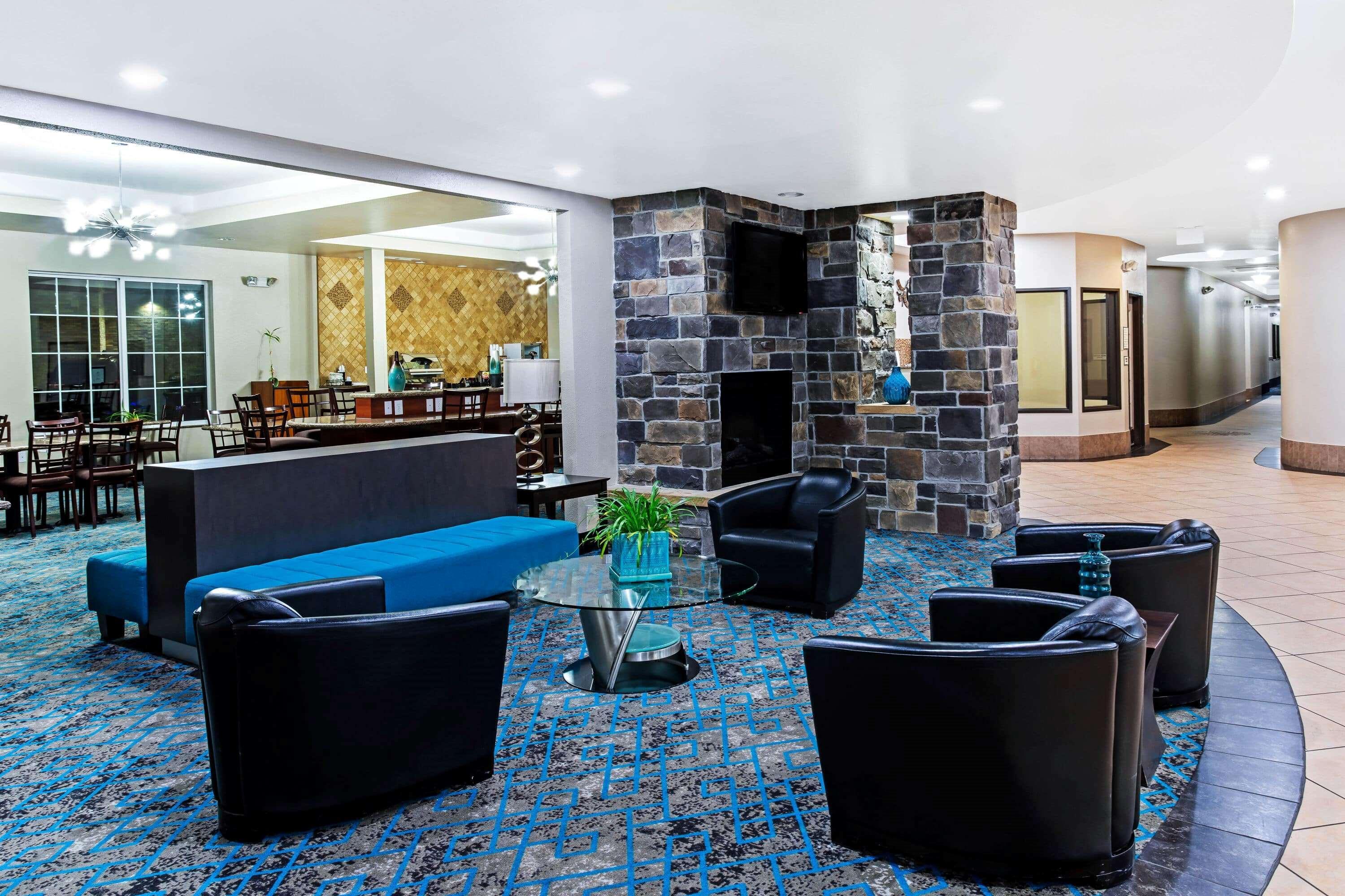Vista Lobby La Quinta Inn & Suites by Wyndham Denver Gateway Park