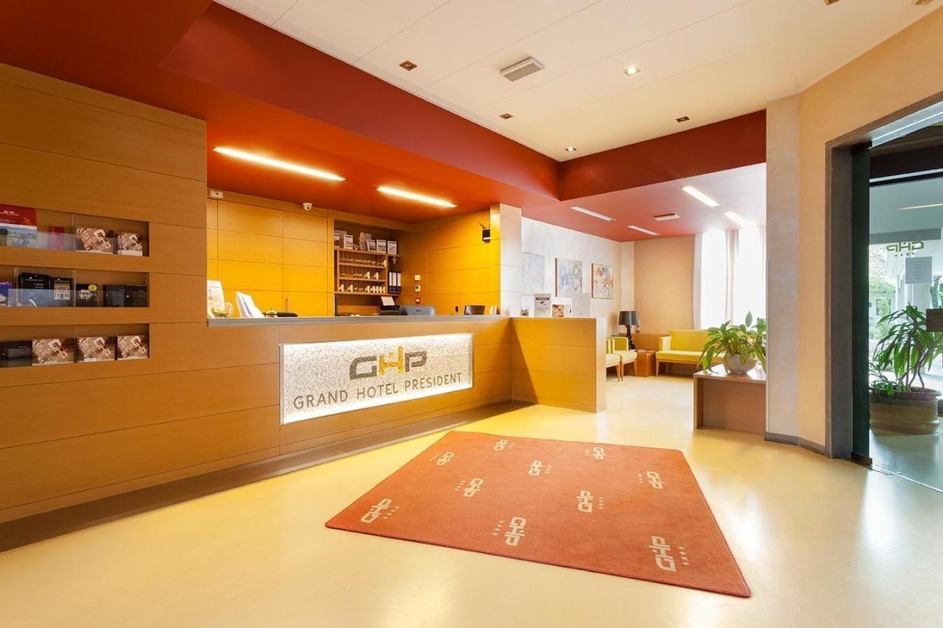 Vista Lobby Grand Hotel President