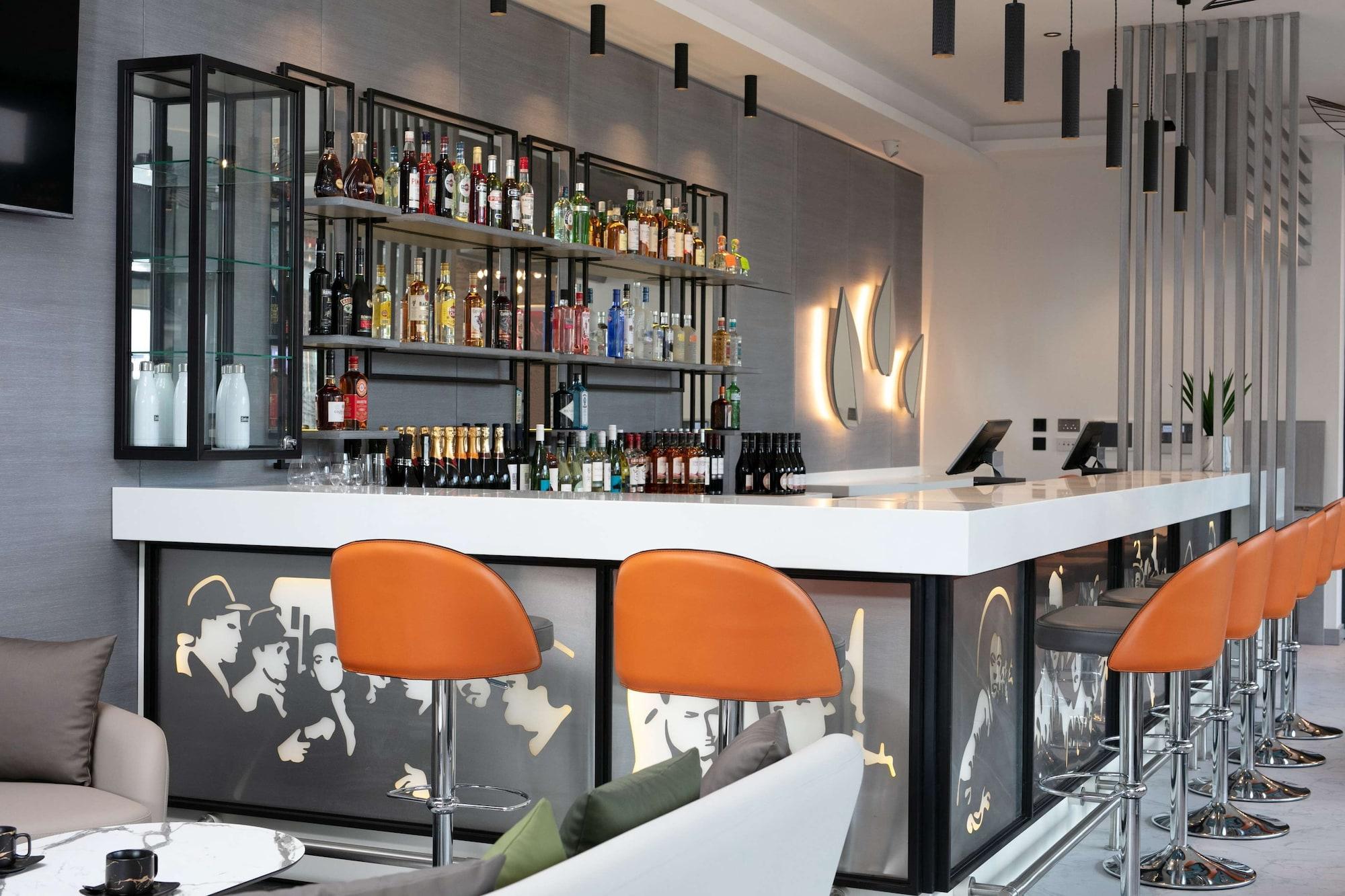 Bar/Salón Spark by Hilton Luton