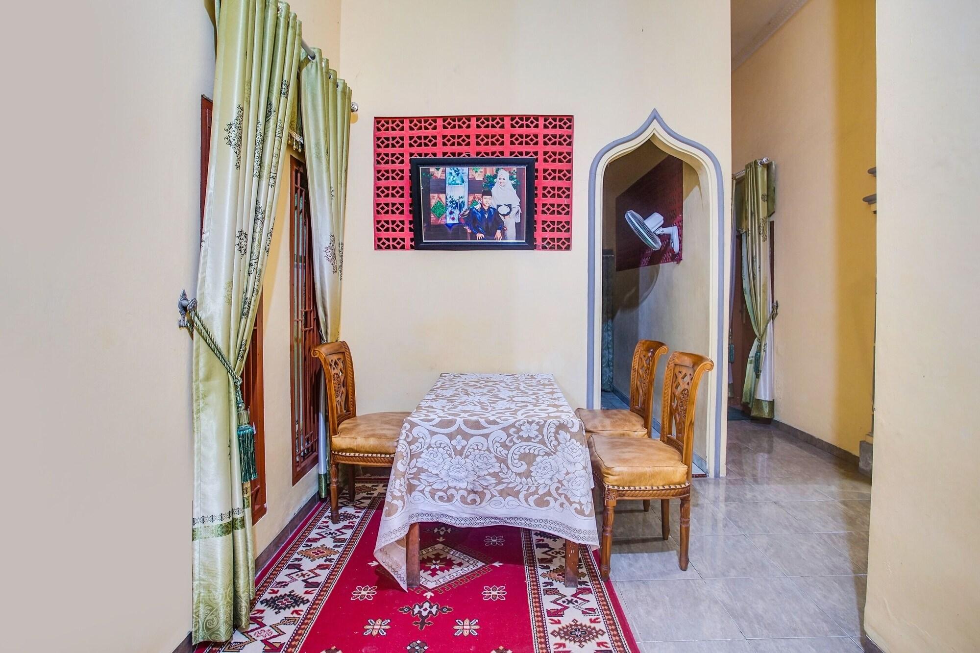 Vista Lobby OYO Life 3005 Kost Rumaisha Syariah