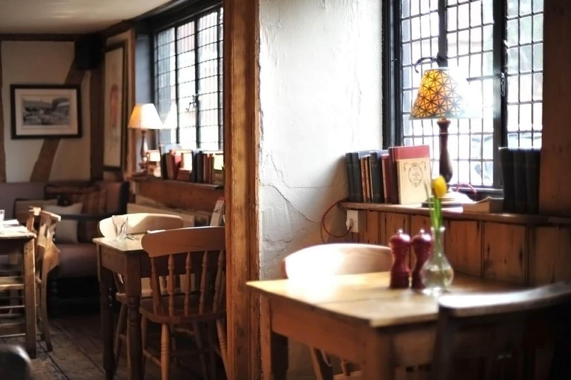 Bar/Salón Bel & The Dragon Cookham