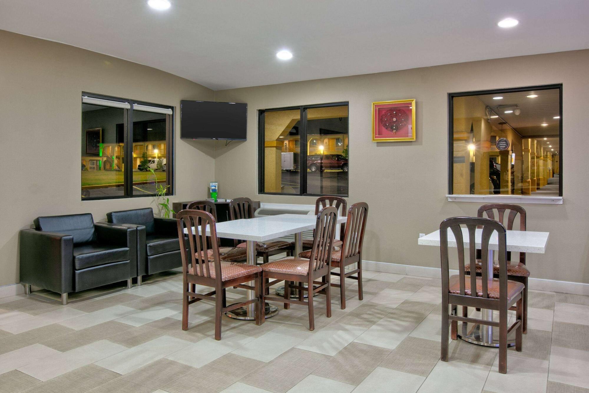 Vista Lobby Super 8 by Wyndham Palestine