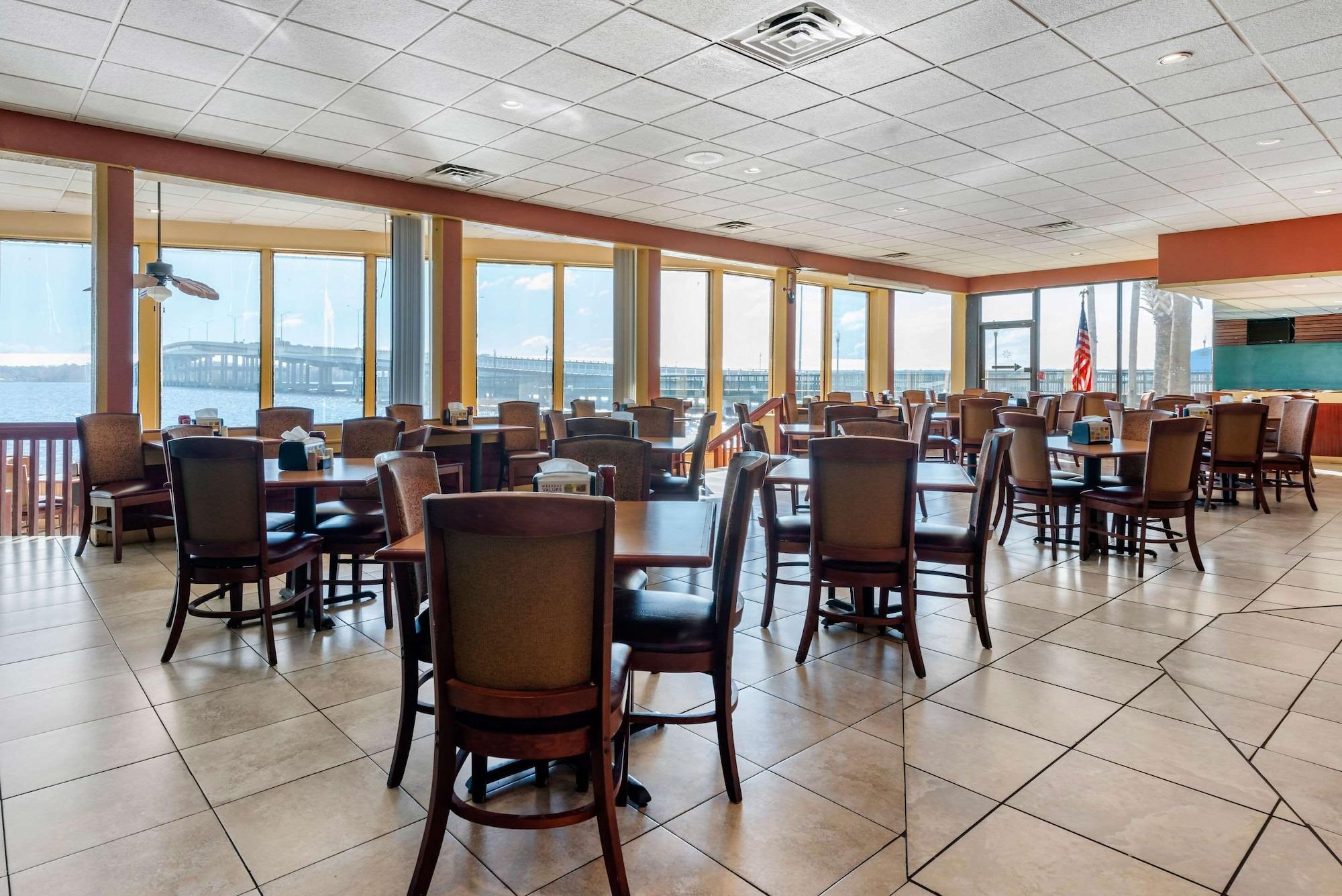 Restaurant Quality Inn & Suites Palatka Riverfront