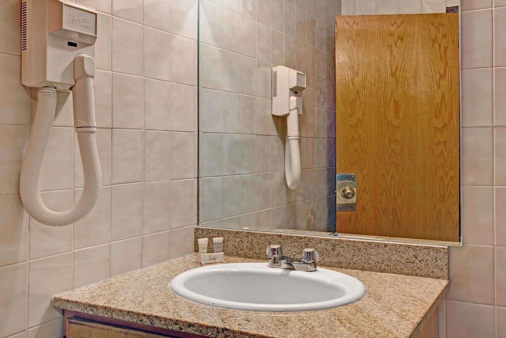 Equipamiento de Habitación Super 8 by Wyndham Jamaica North Conduit