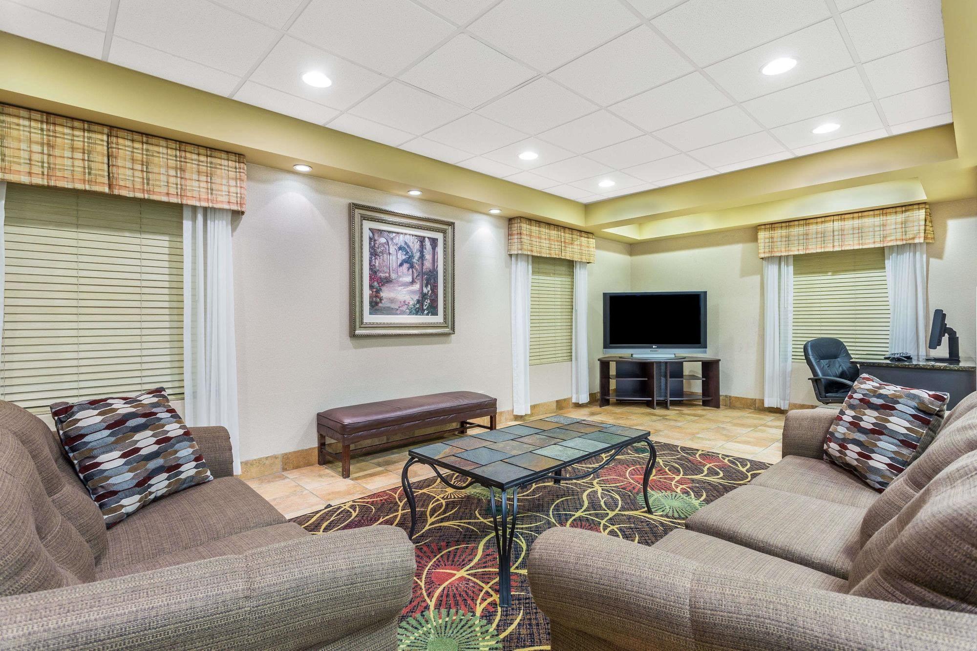 Vista Lobby Baymont Inn And Suites Cornelia