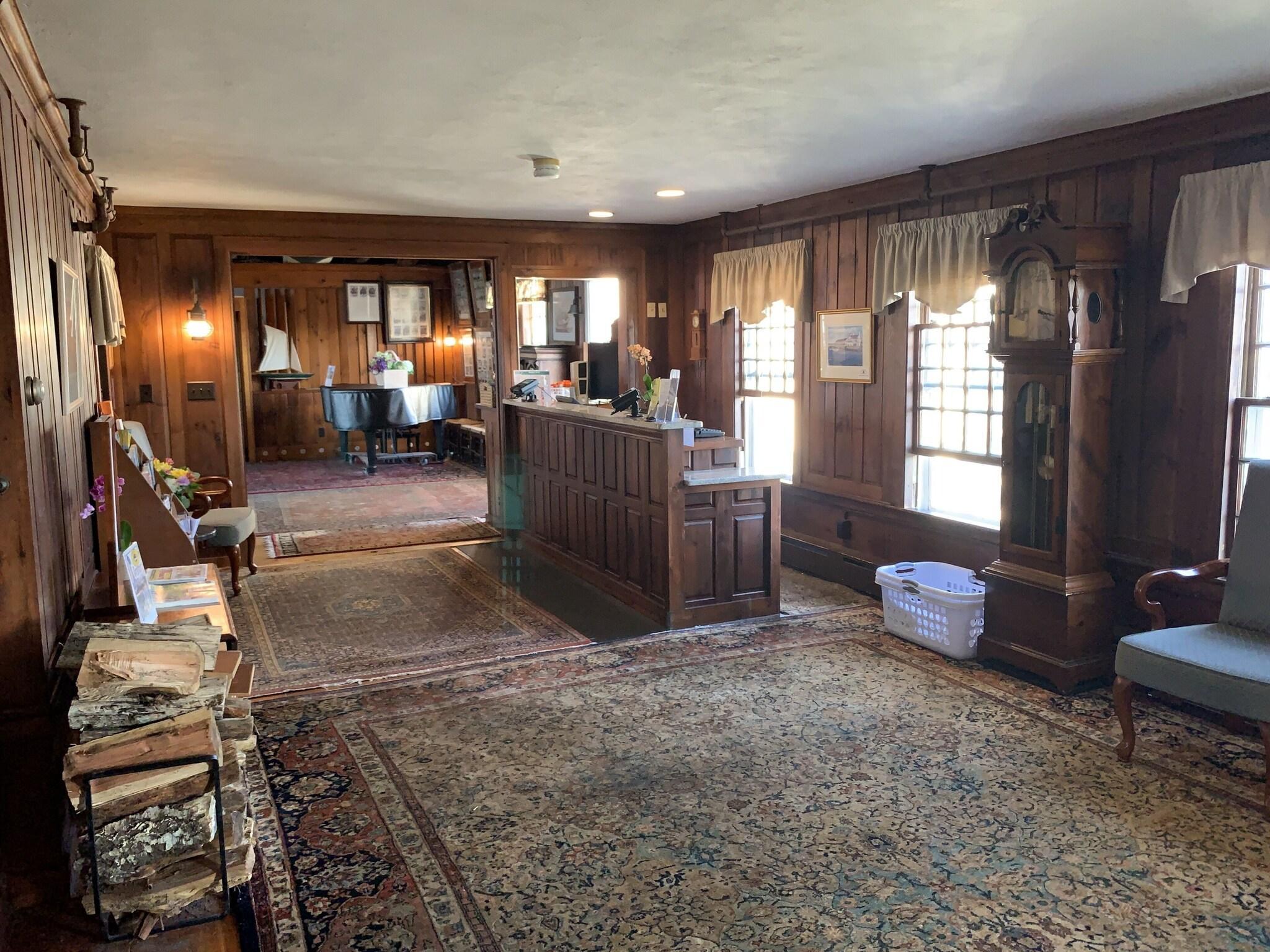 Vista Lobby Lighthouse Inn