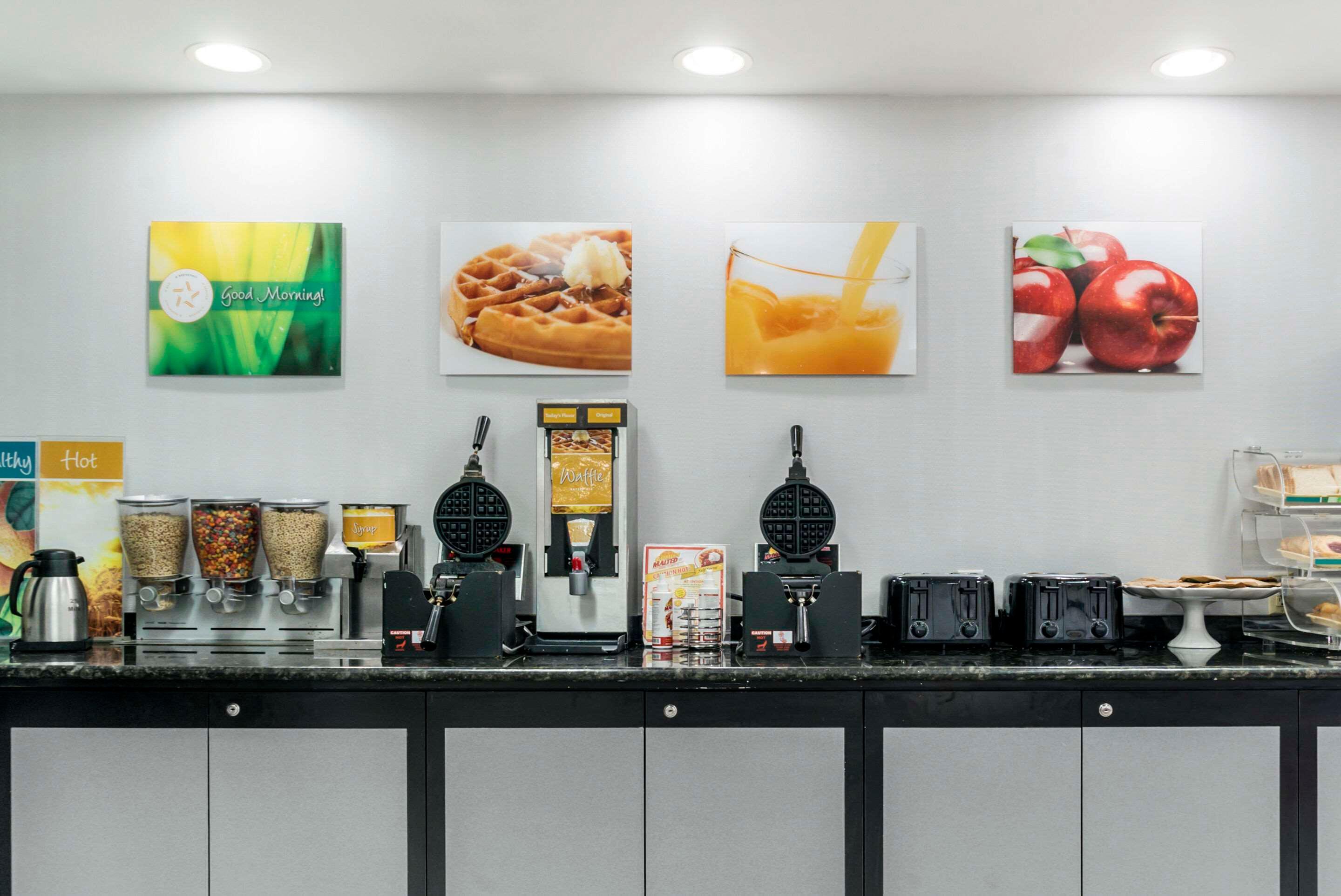 Restaurant Quality Inn and Suites Livonia