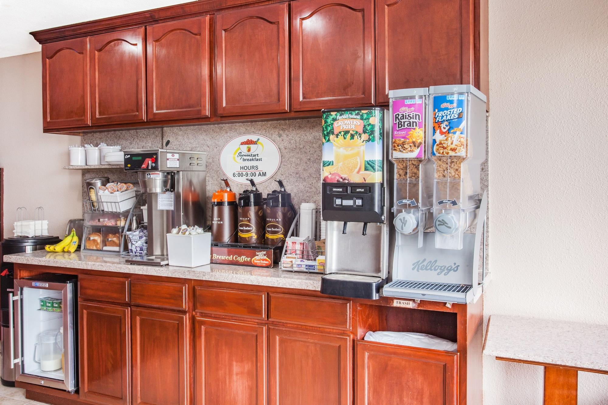 Vista Lobby Super 8 by Wyndham Redlands/San Bernardino