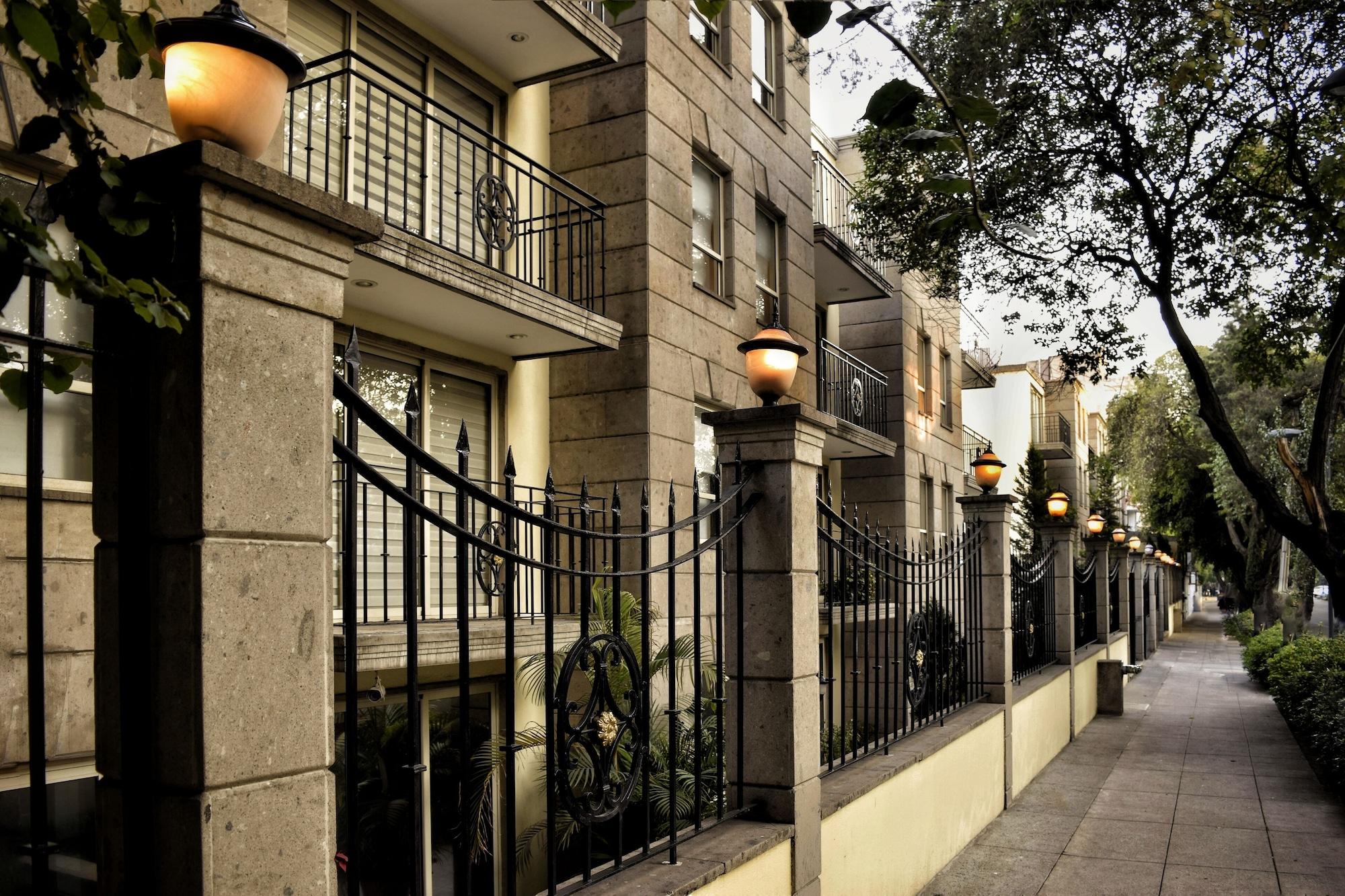 Vista Exterior Suites Obelisk