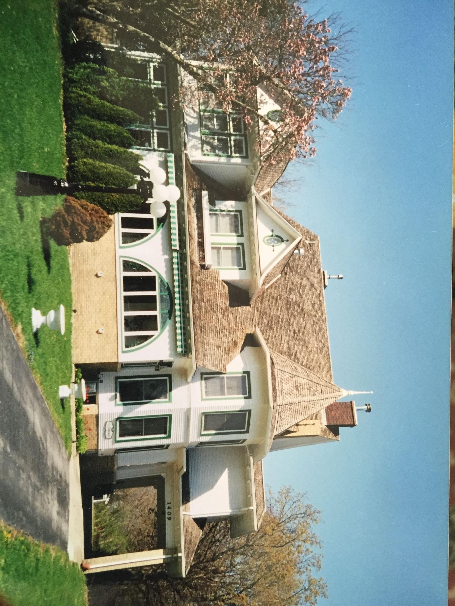 Varios Chestnut Charm Bed & Breakfast