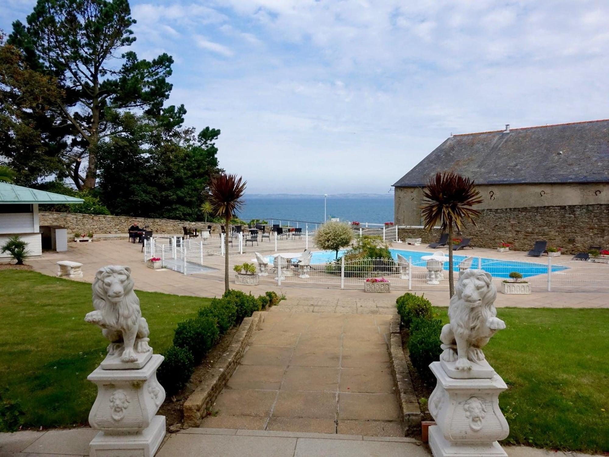Vista Piscina Clos de Vallombreuse, The Originals Relais