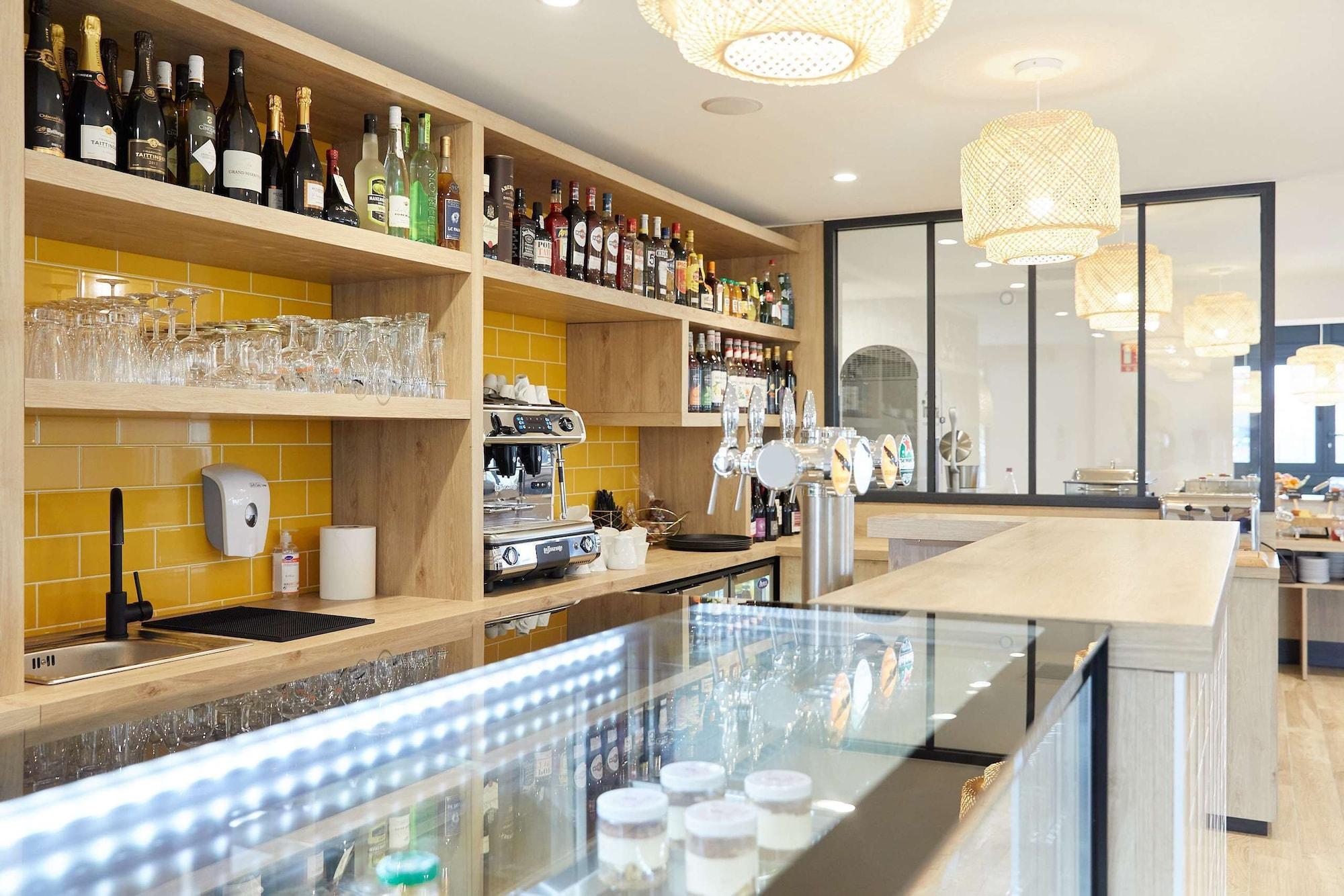 Bar/Salón Campanile Pau
