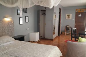 Alojamiento - Q-Bar & Guest House