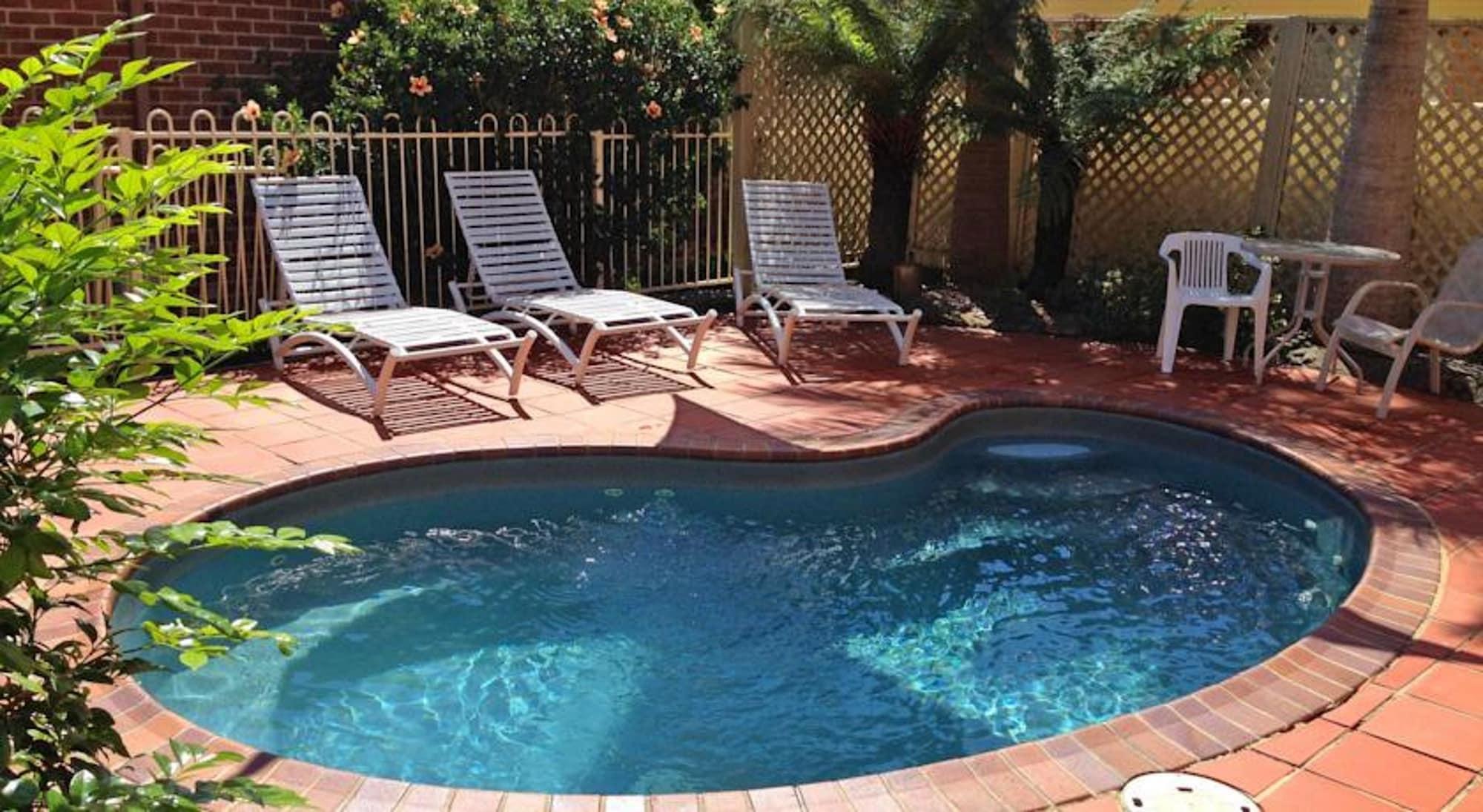 Varios Dolphin Shores